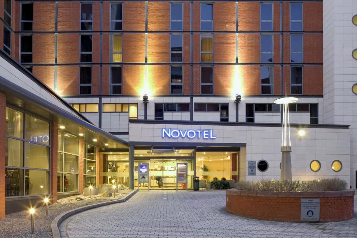 Standard Room with 1 queensize bed and sofa 4