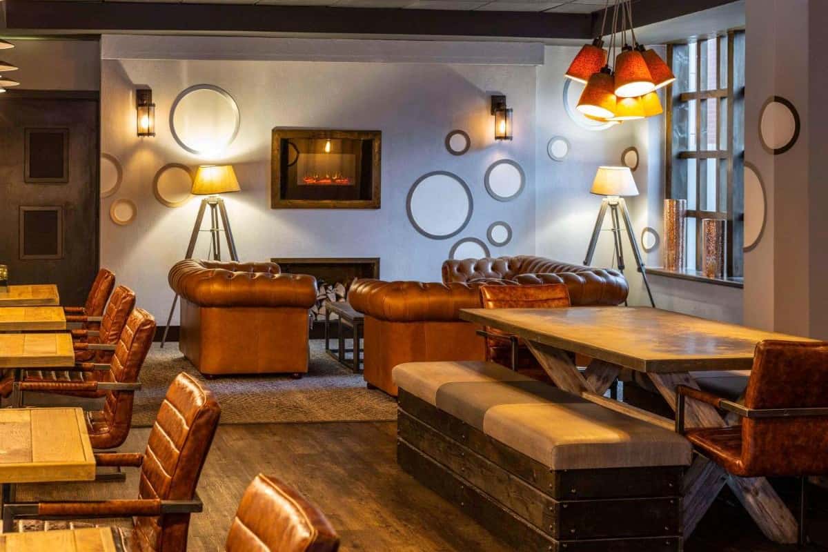 Standard Room with 1 queensize bed and sofa 3