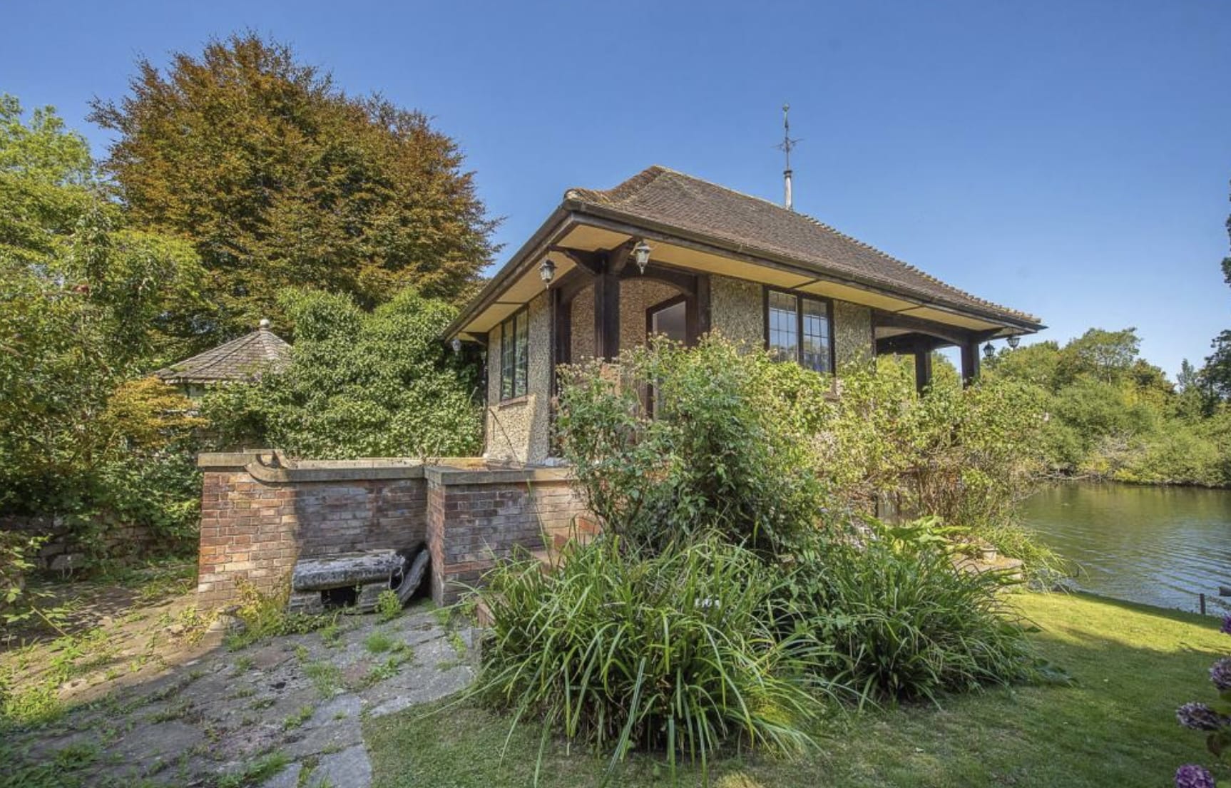 Riverside Property with Boathouse and Large Garden 15