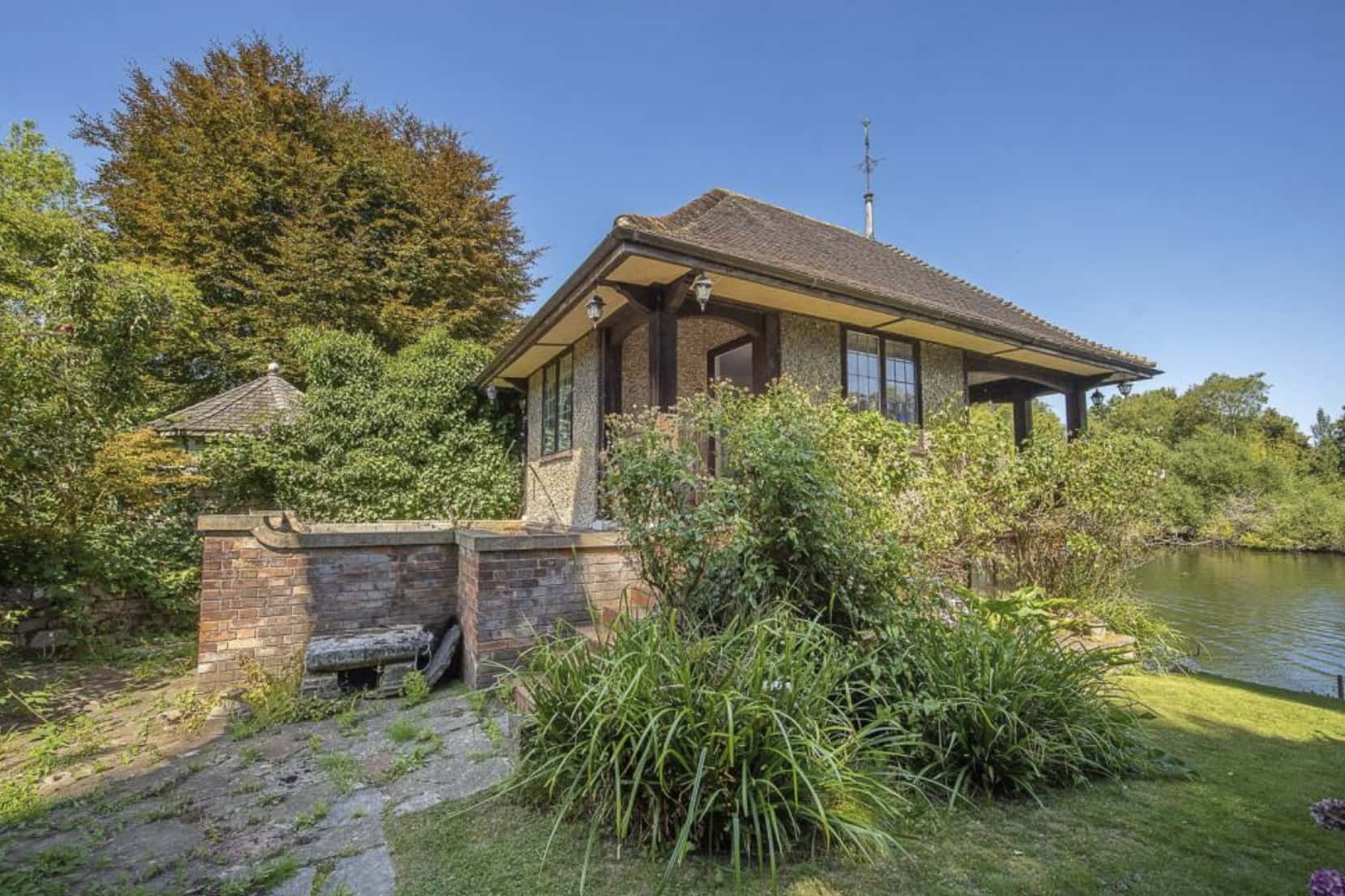 Riverside Property with Boathouse and Large Garden 15