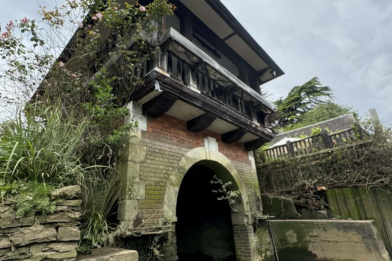 Riverside Property with Boathouse and Large Garden 13