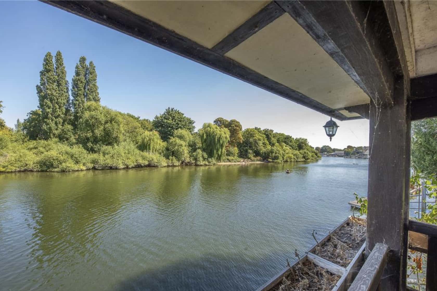 Riverside Property with Boathouse and Large Garden 11