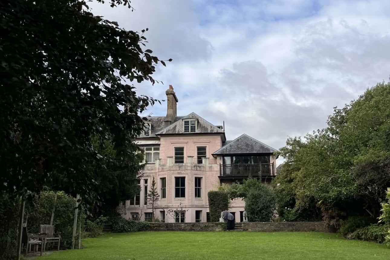 Riverside Property with Boathouse and Large Garden 9