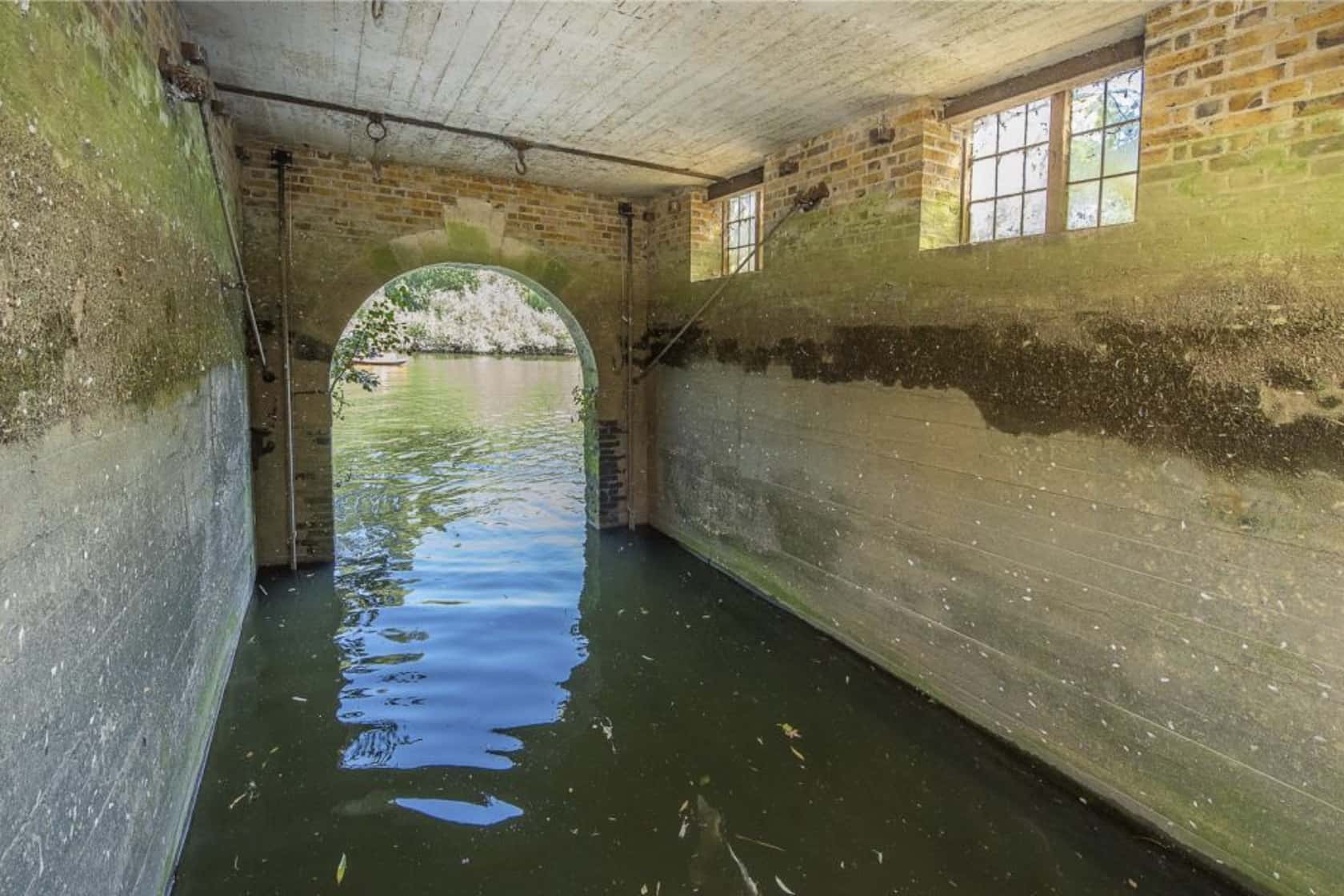 Riverside Property with Boathouse and Large Garden 12