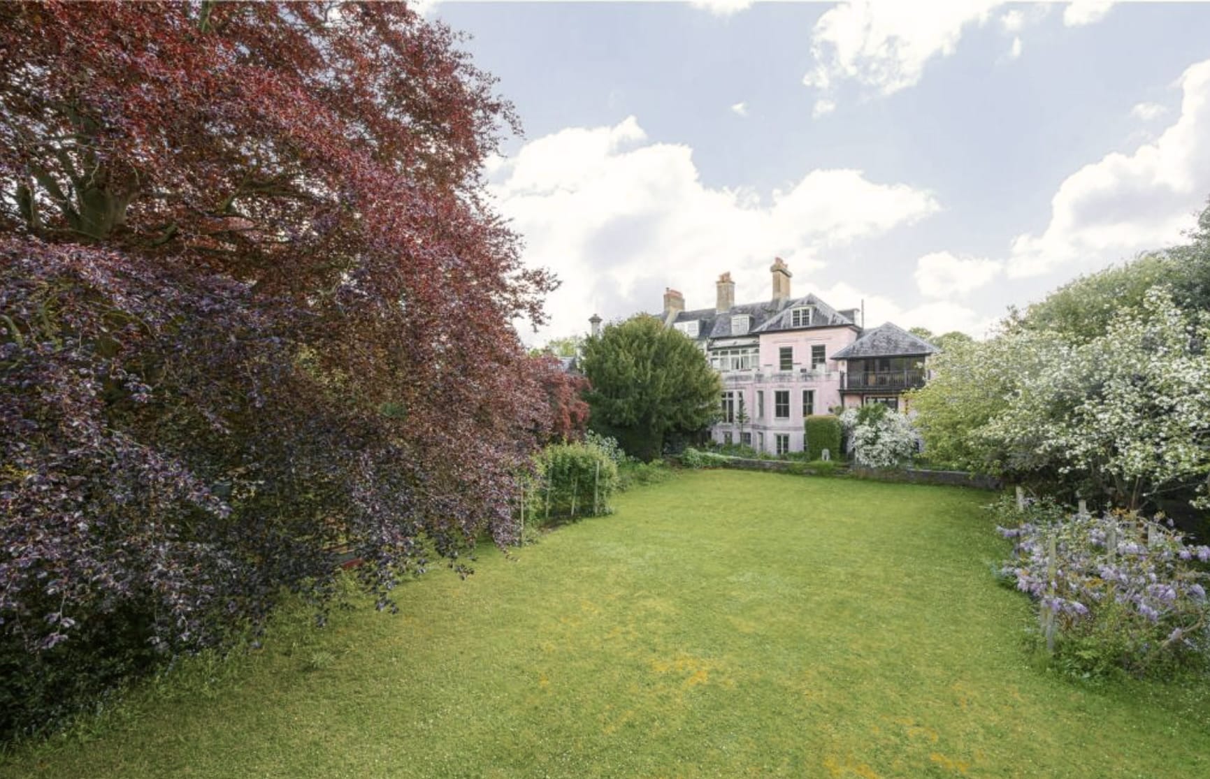 Riverside Property with Boathouse and Large Garden 8