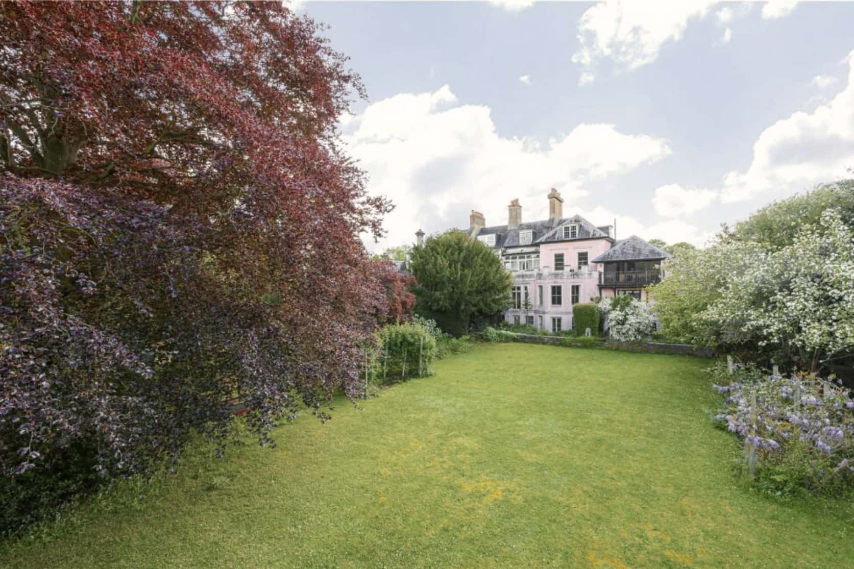 Riverside Property with Boathouse and Large Garden 8