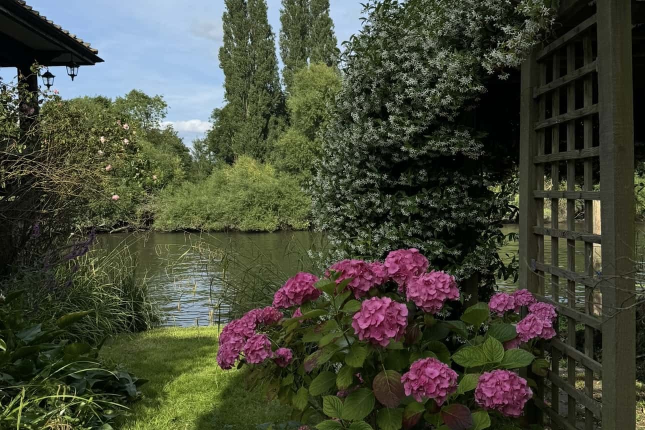 Riverside Property with Boathouse and Large Garden 4