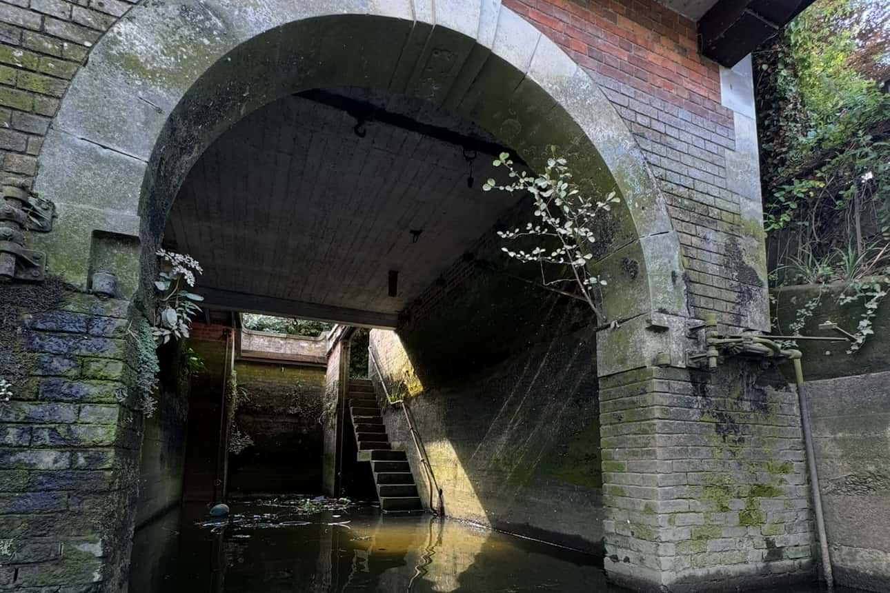 Riverside Property with Boathouse and Large Garden 3