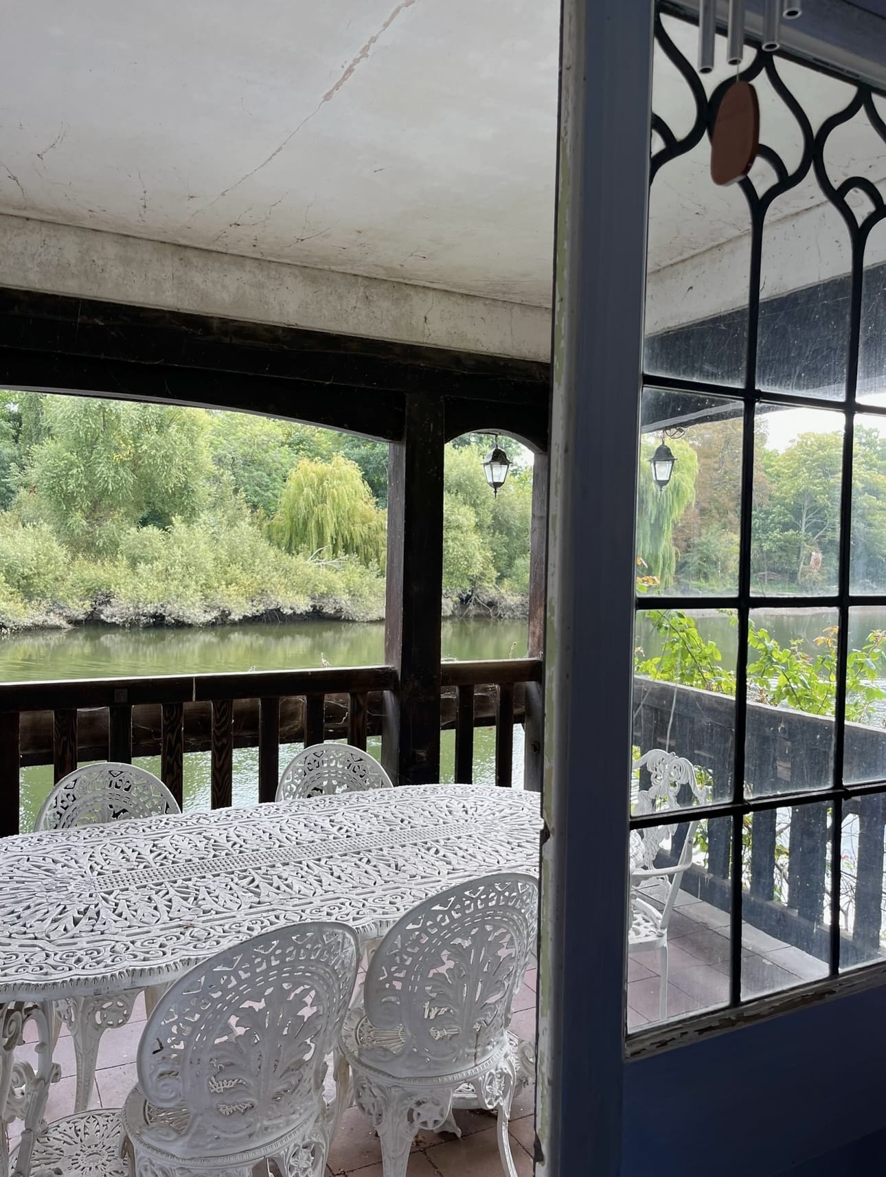 Riverside Property with Boathouse and Large Garden 5