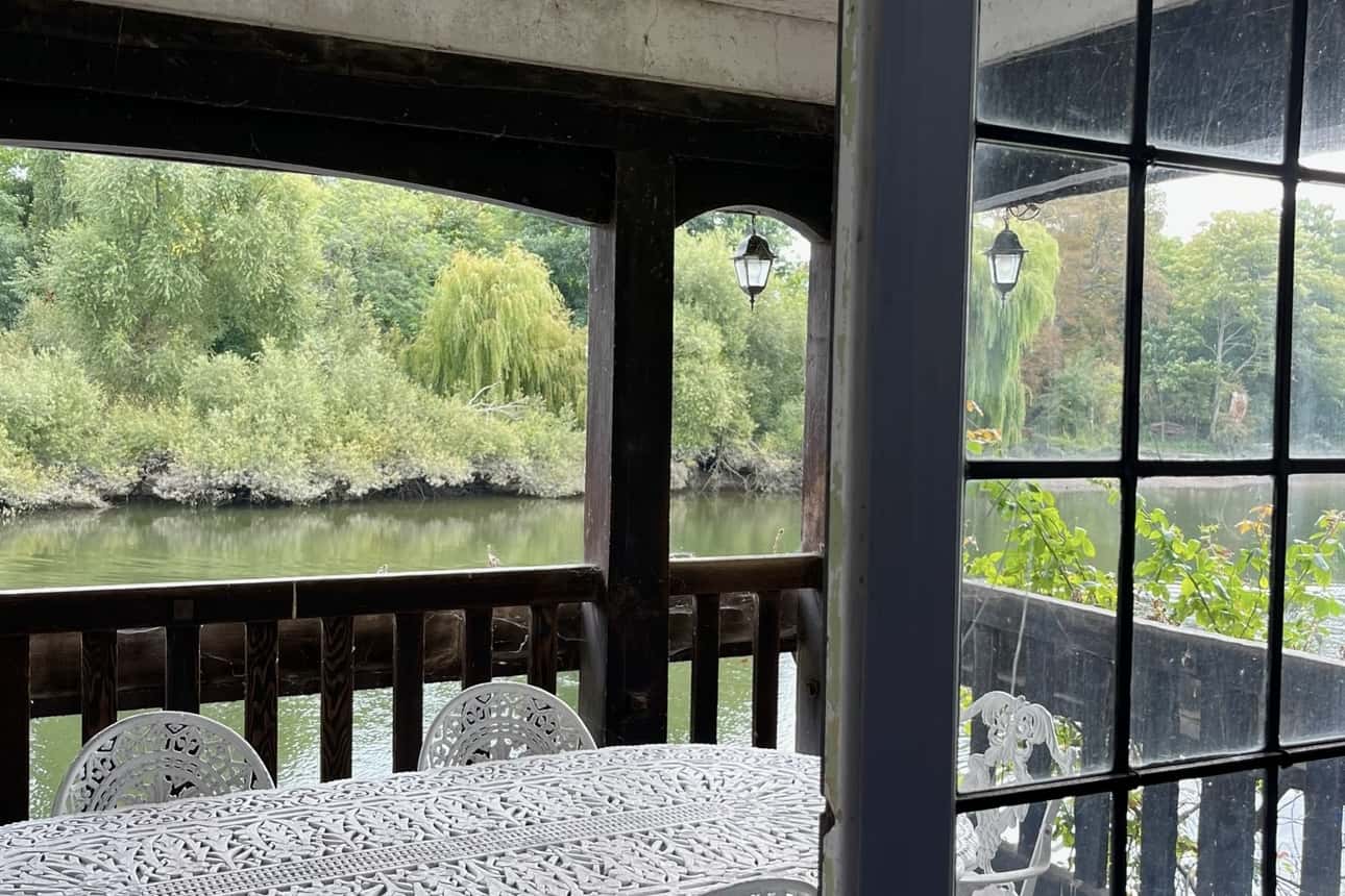 Riverside Property with Boathouse and Large Garden 5