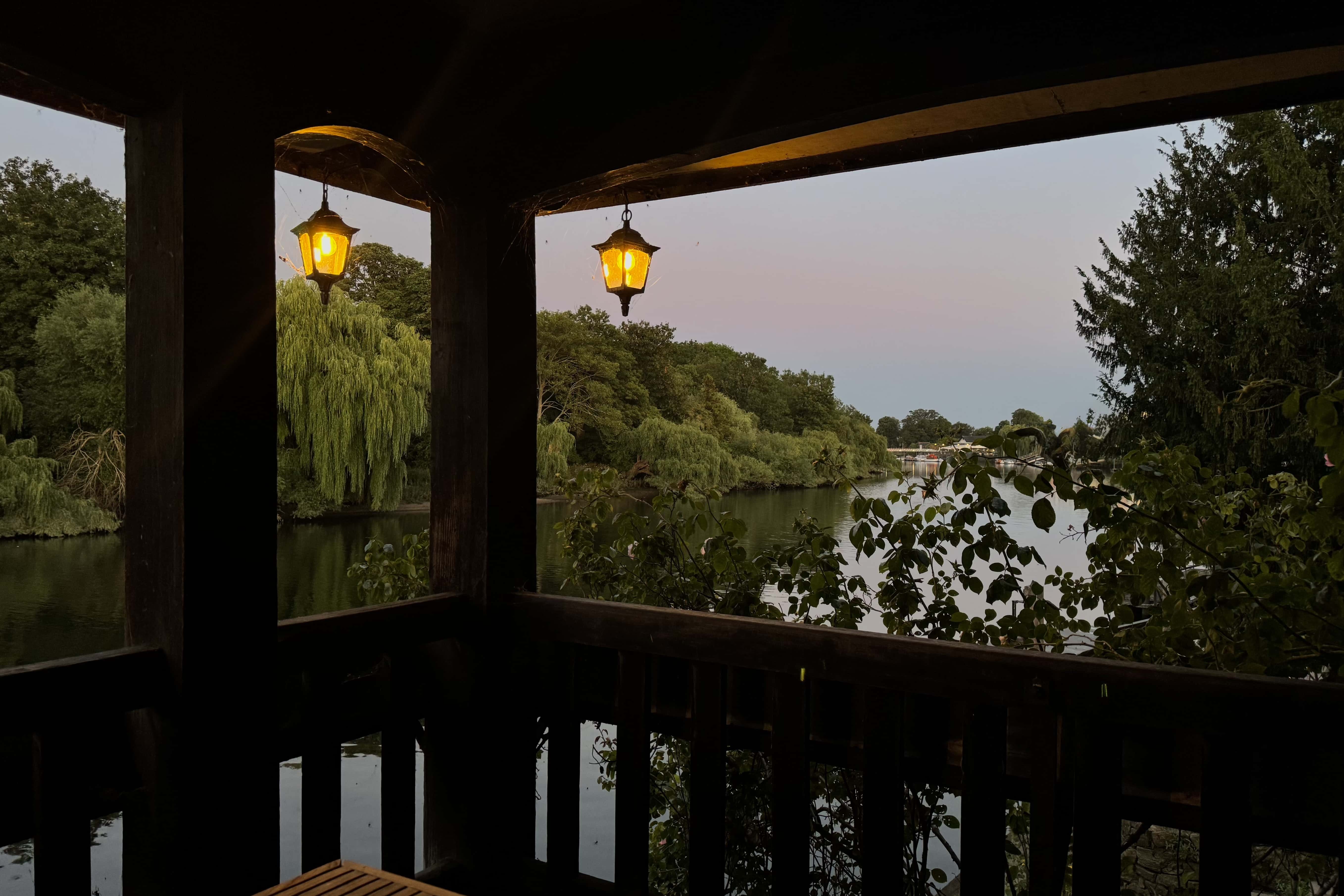 Riverside Property with Boathouse and Large Garden 14