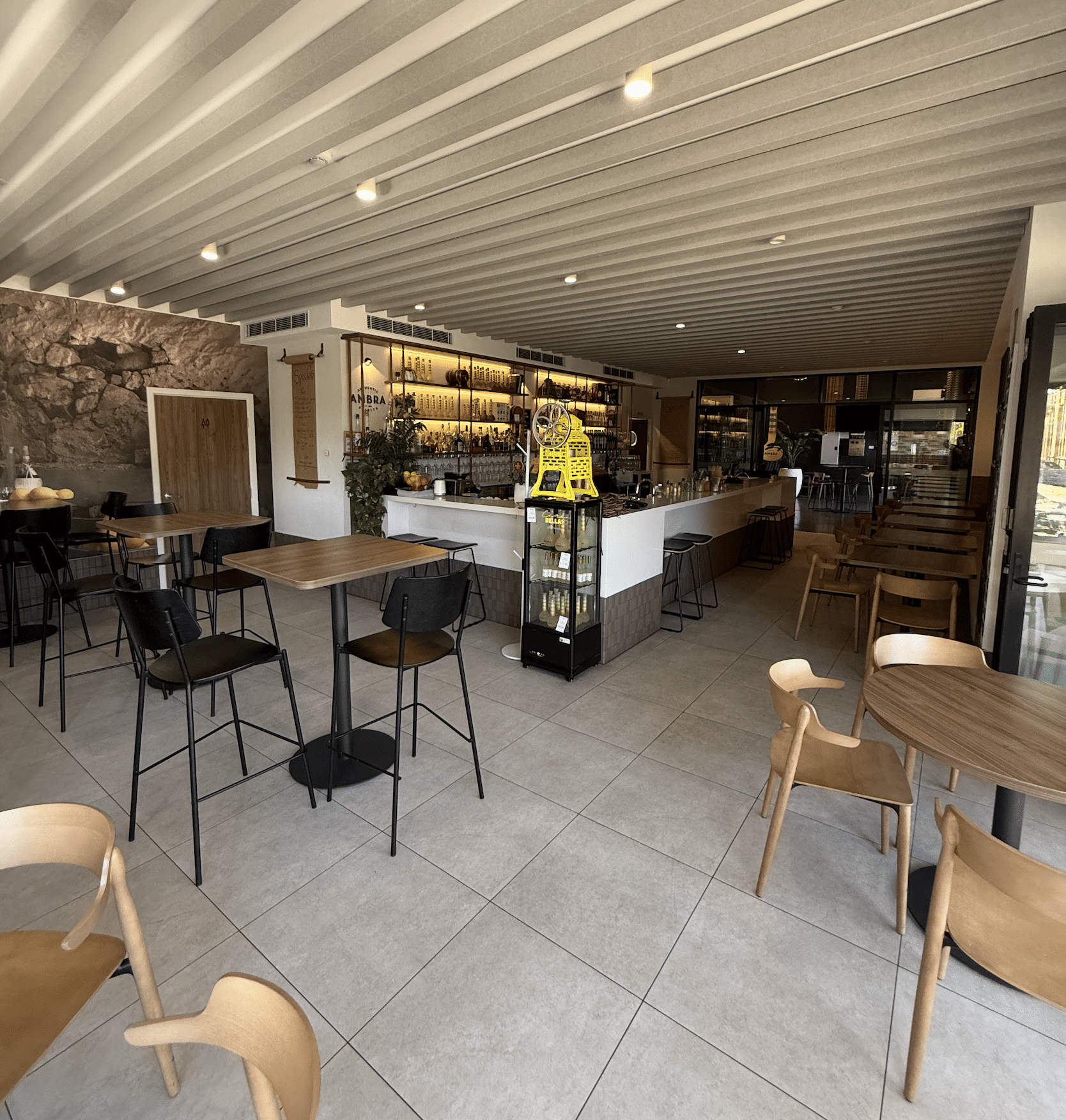 Main Area Dining Room & Front Bar 8