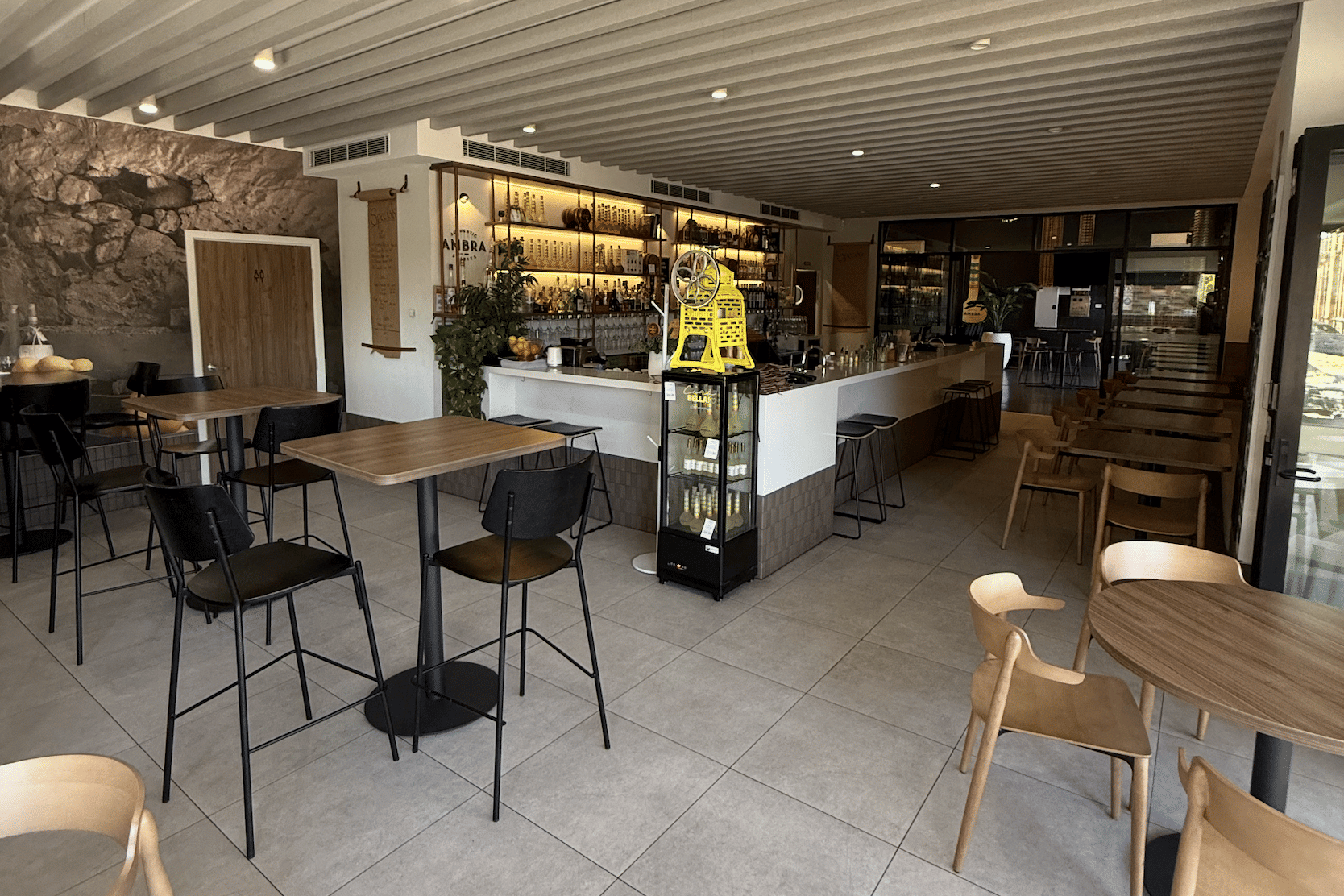 Main Area Dining Room & Front Bar 8