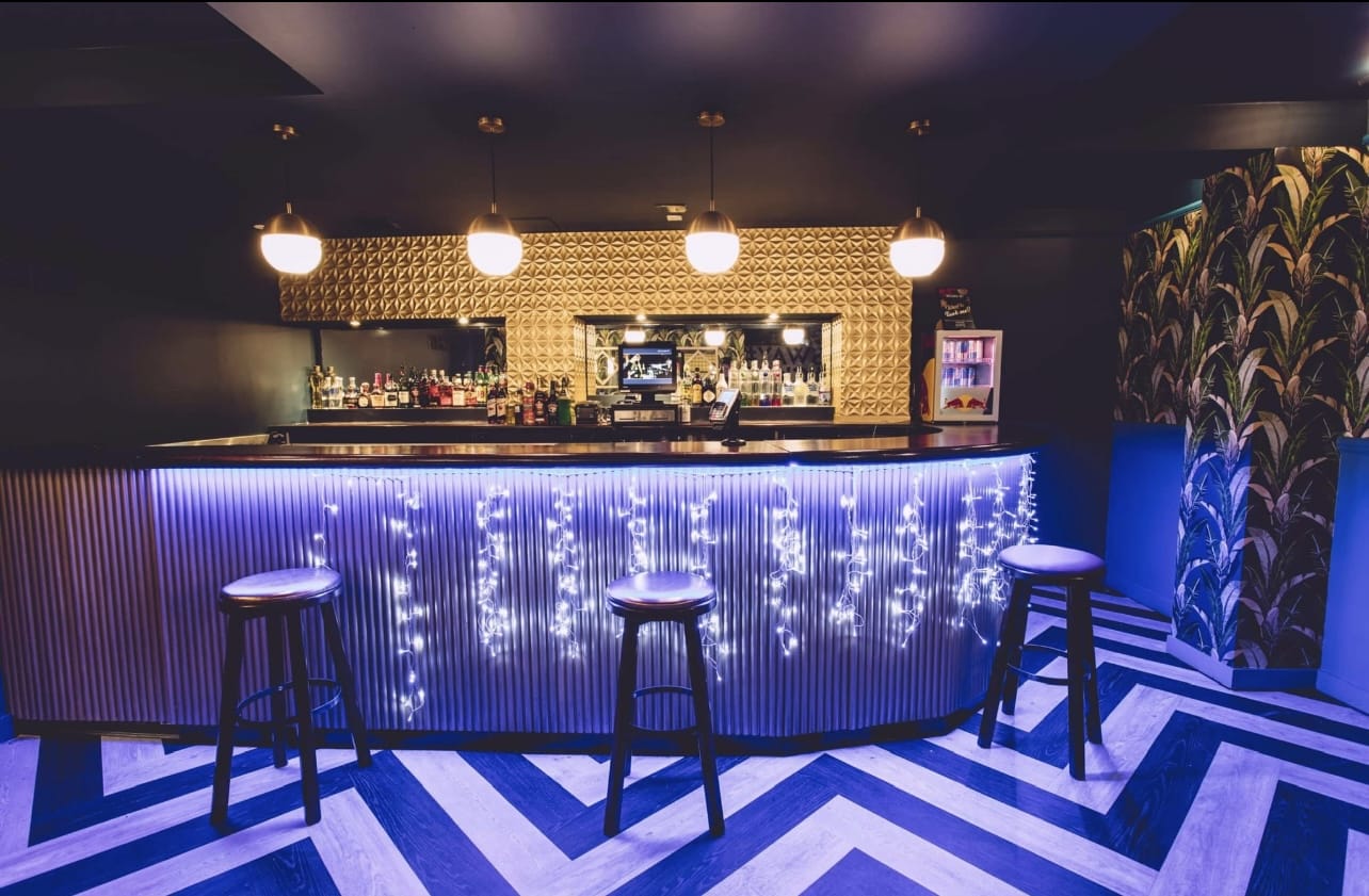 HOLLYWOOD HILLS! STUDIO 66 1