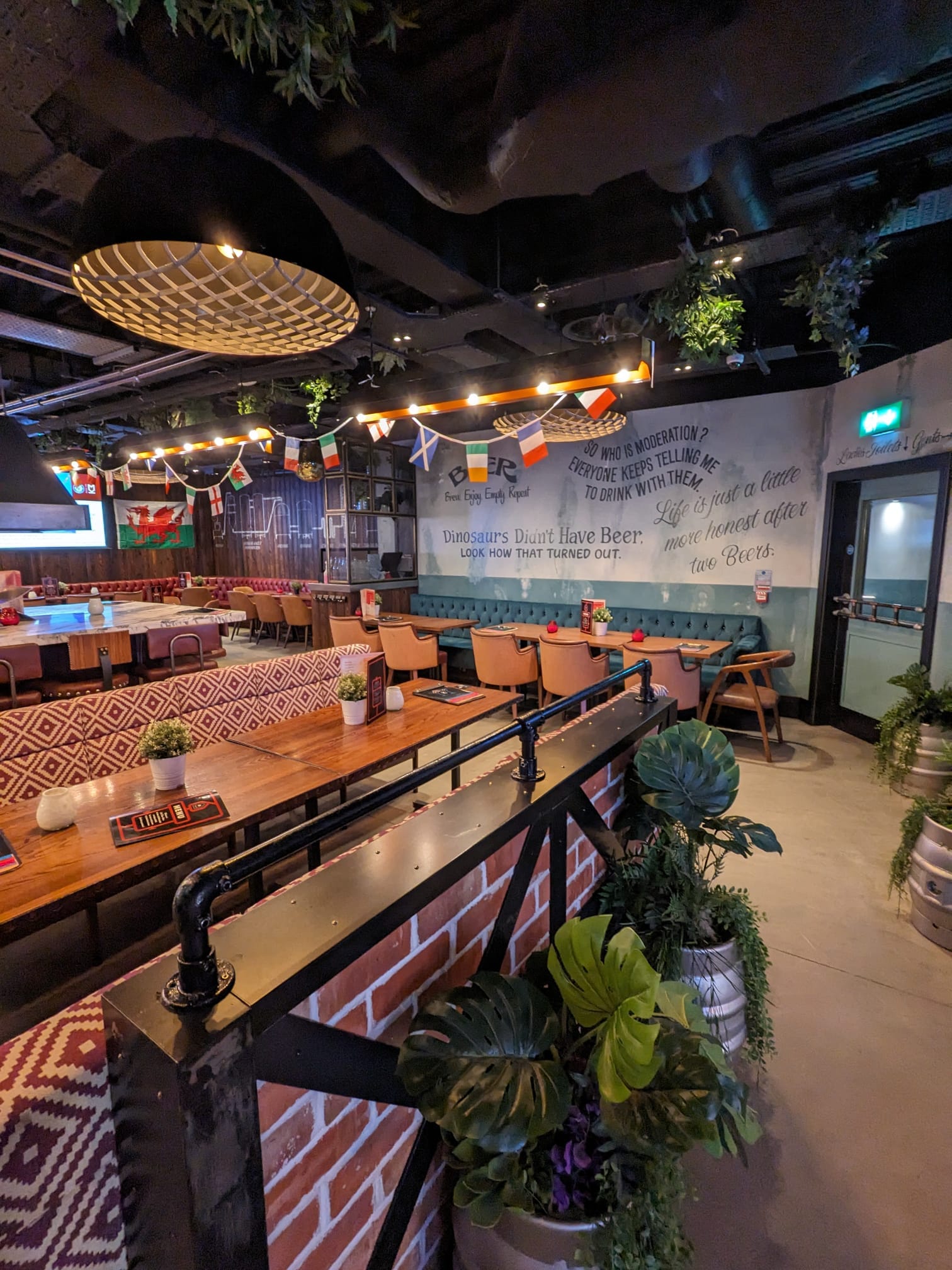 Live Bar & Taproom  4