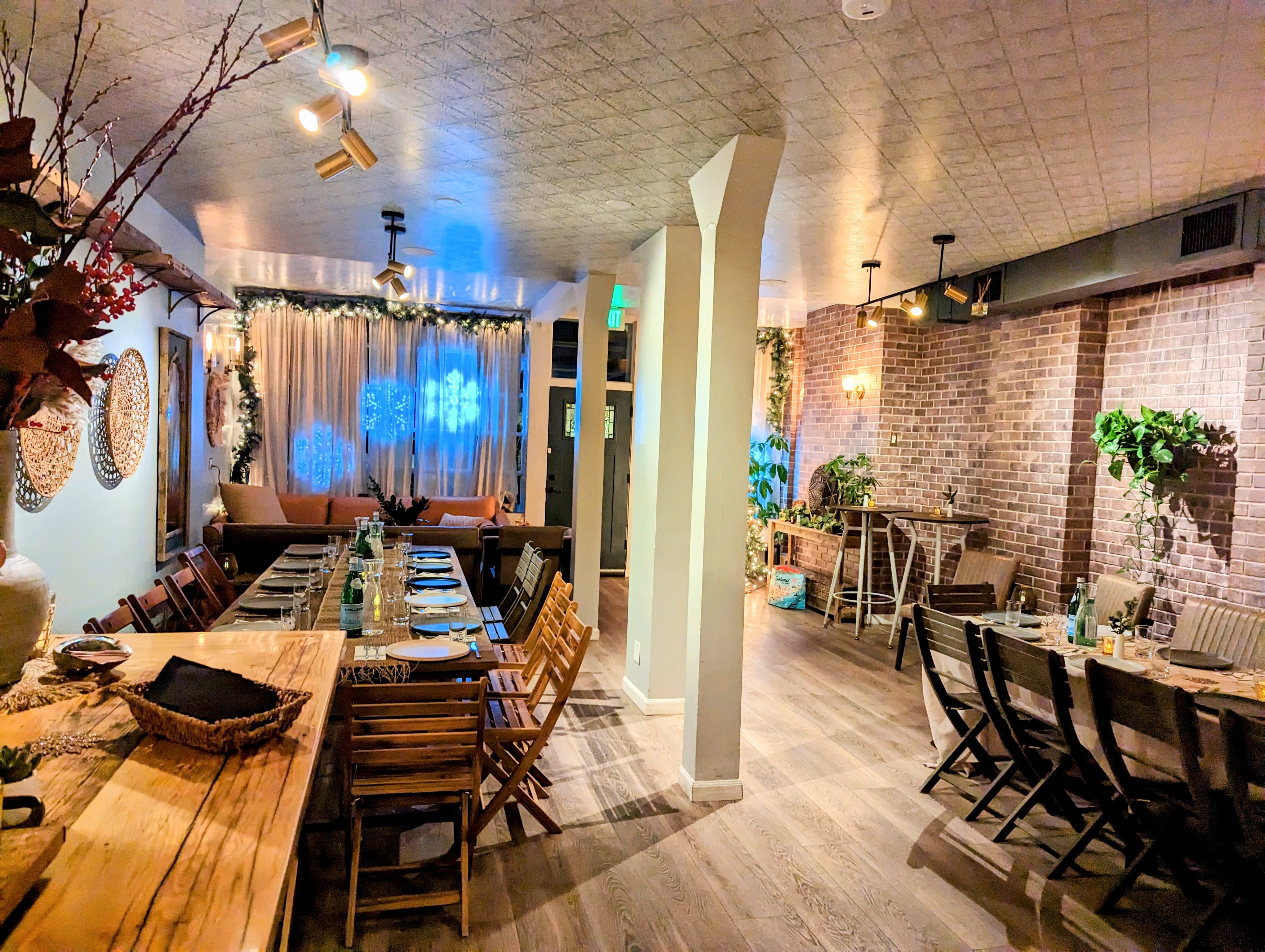 Dining Room, Lounge & Courtyard  19