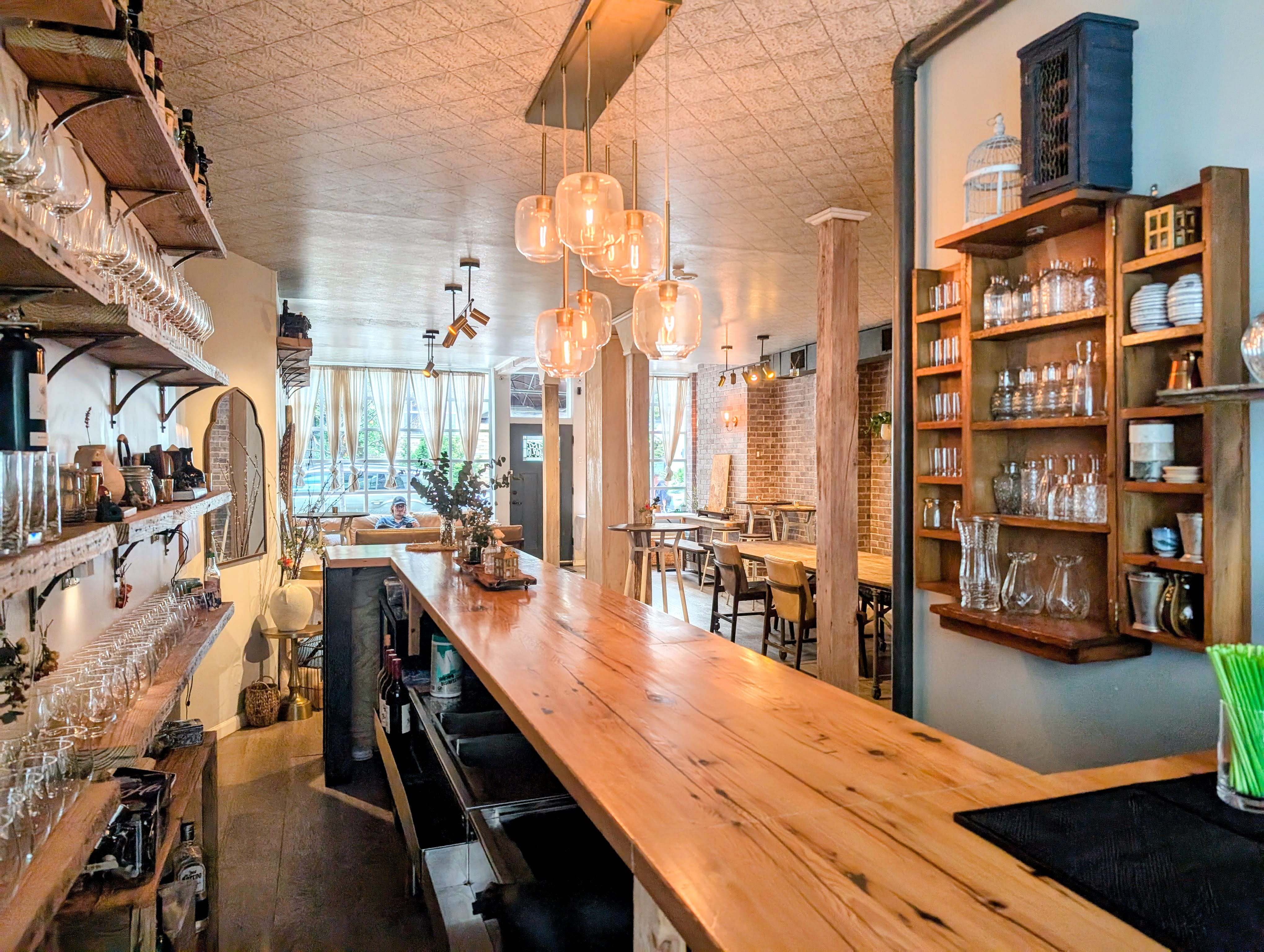 Dining Room, Lounge & Courtyard  3