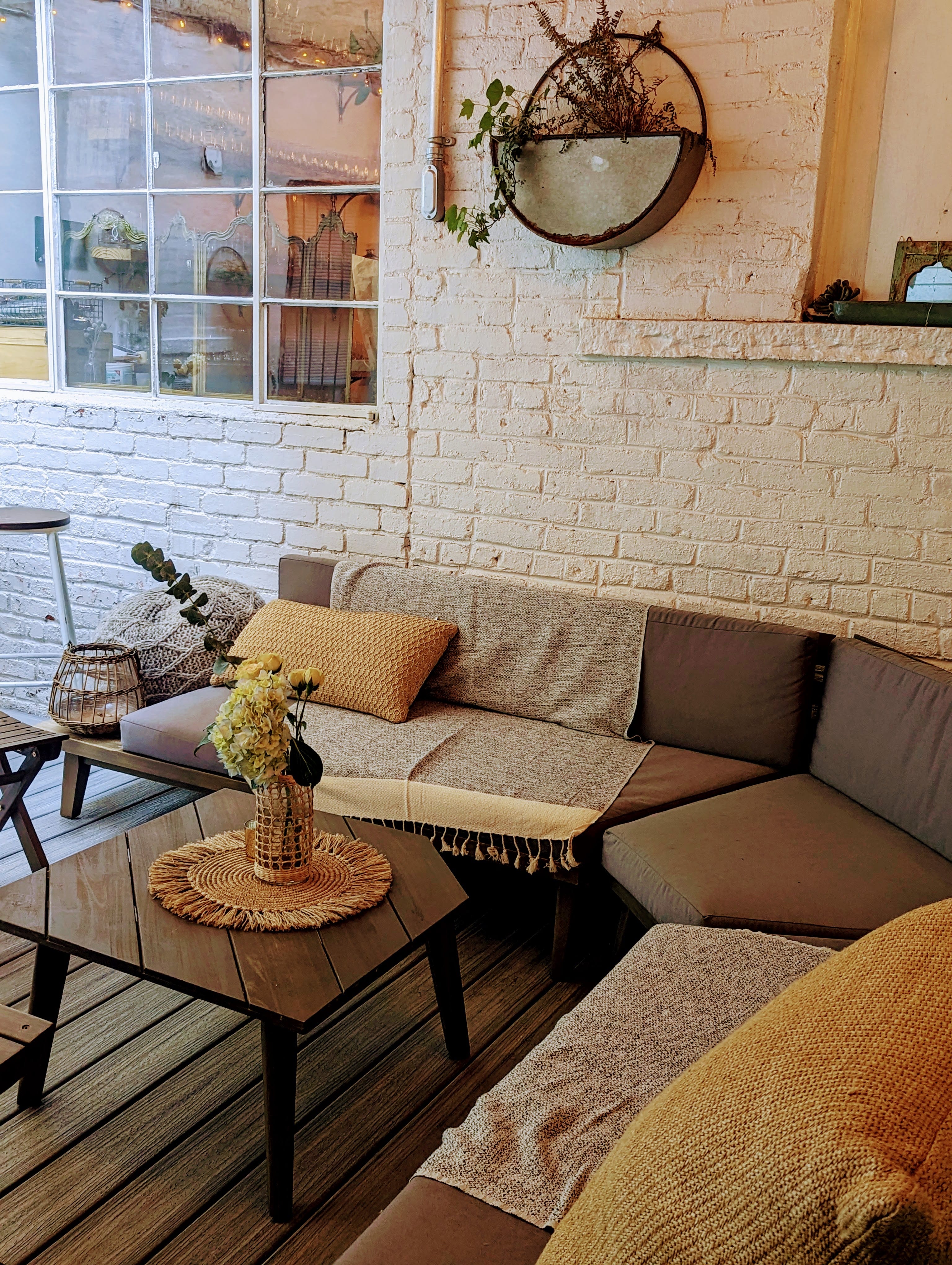 Dining Room, Lounge & Courtyard  21