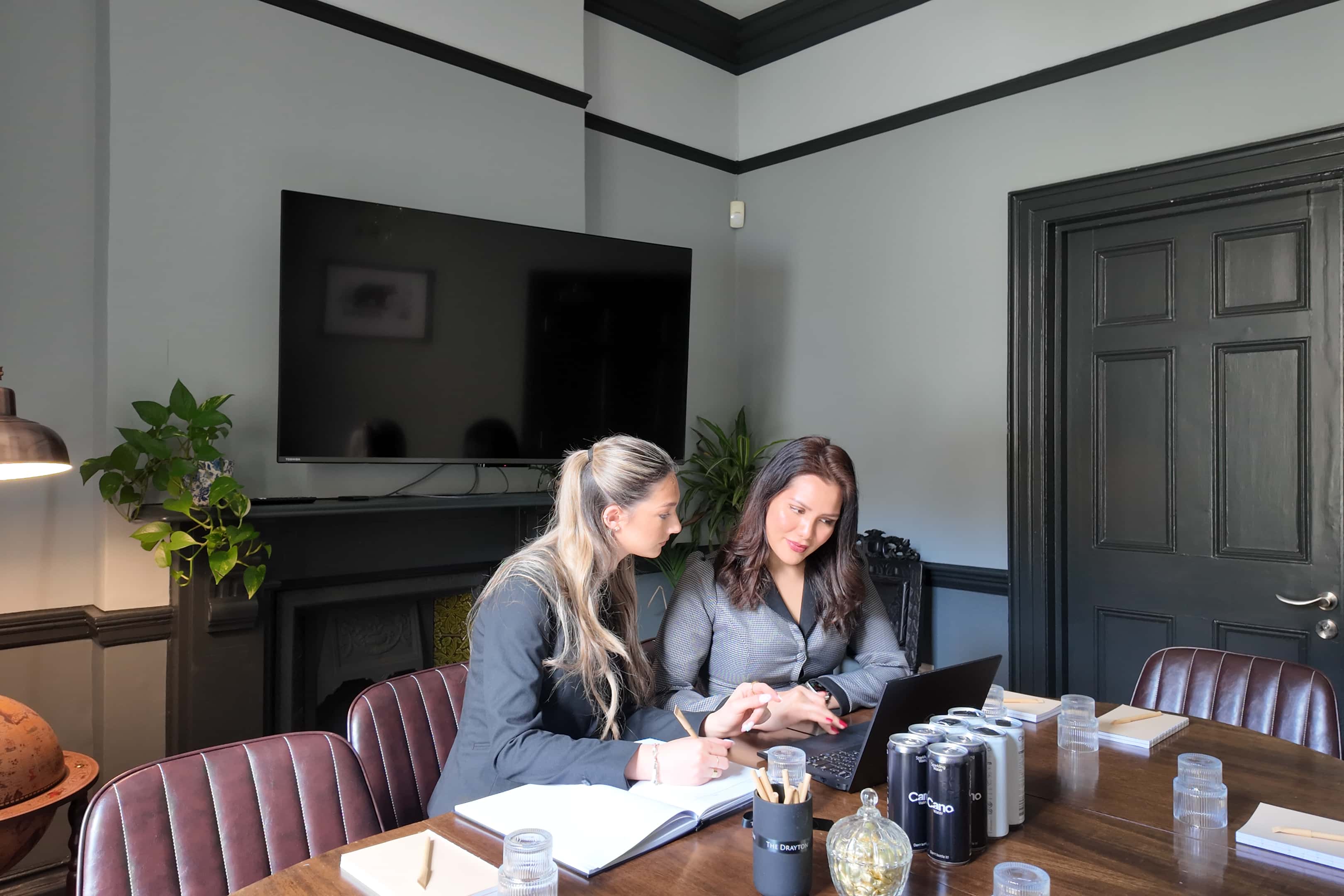 Stylish Fitzrovia boardroom near Bloomsbury with AV & Wi-Fi included 5