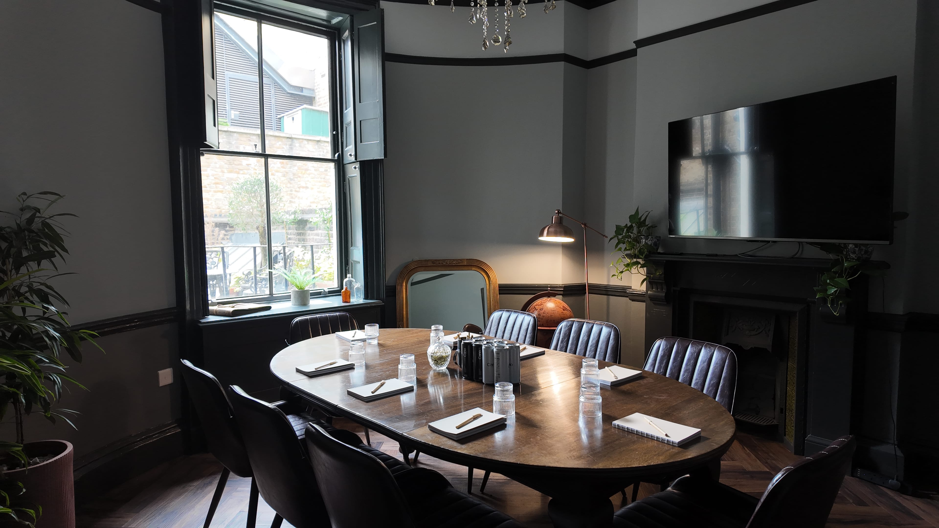 Stylish Fitzrovia boardroom near Bloomsbury with AV & Wi-Fi included 2