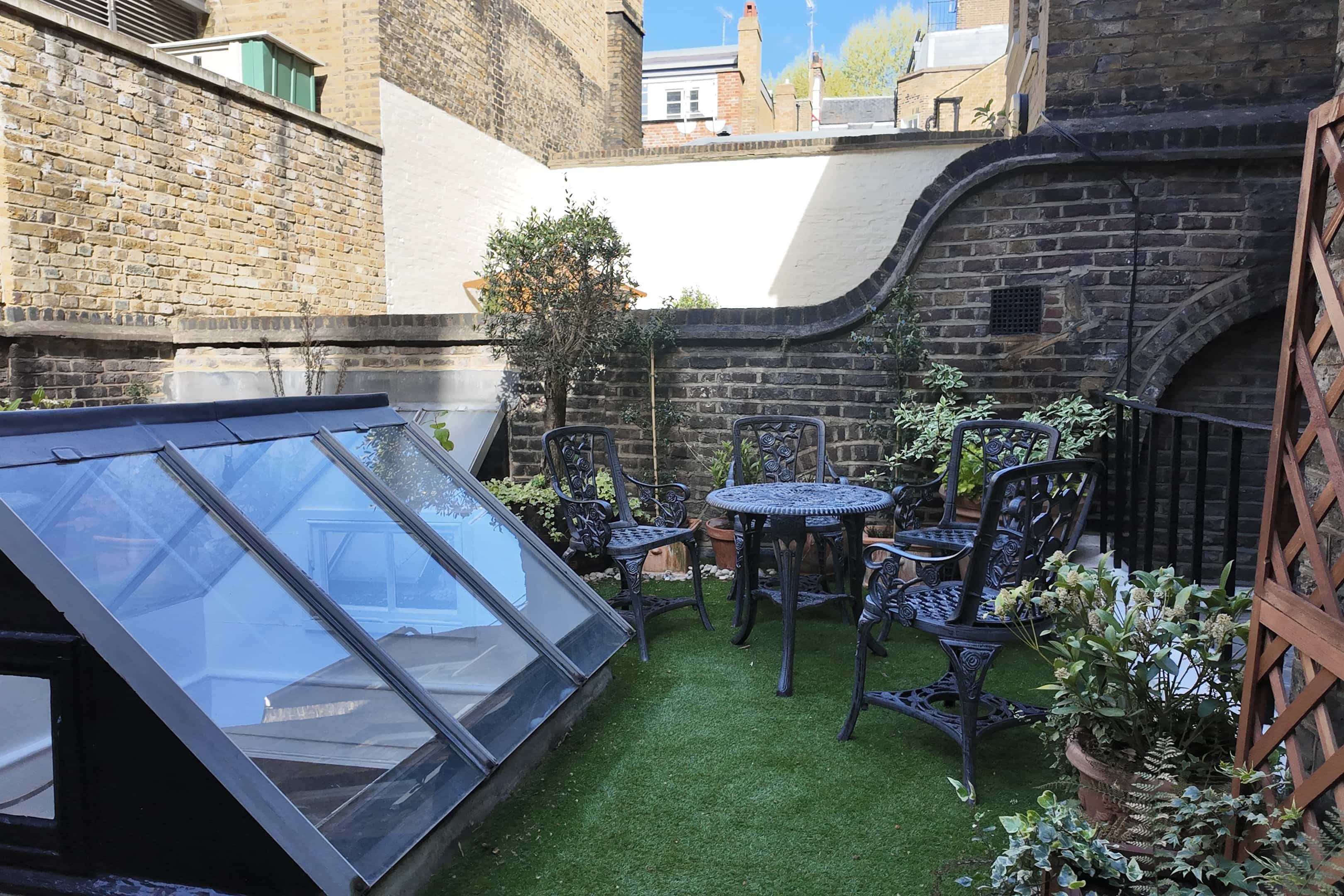 Stylish Fitzrovia boardroom near Bloomsbury with AV & Wi-Fi included 4