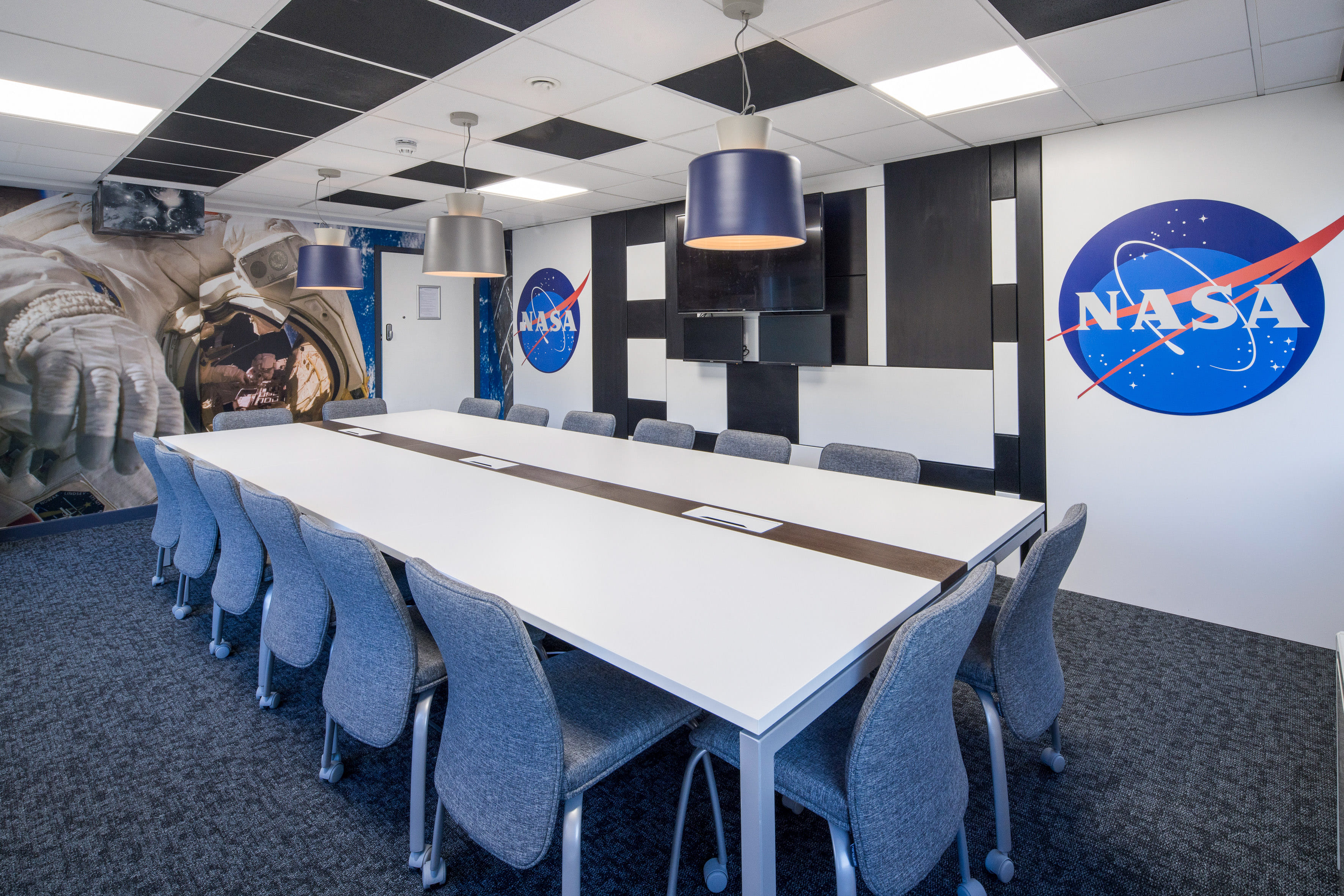 NASA Meeting Room at DeskLodge House (16 people)