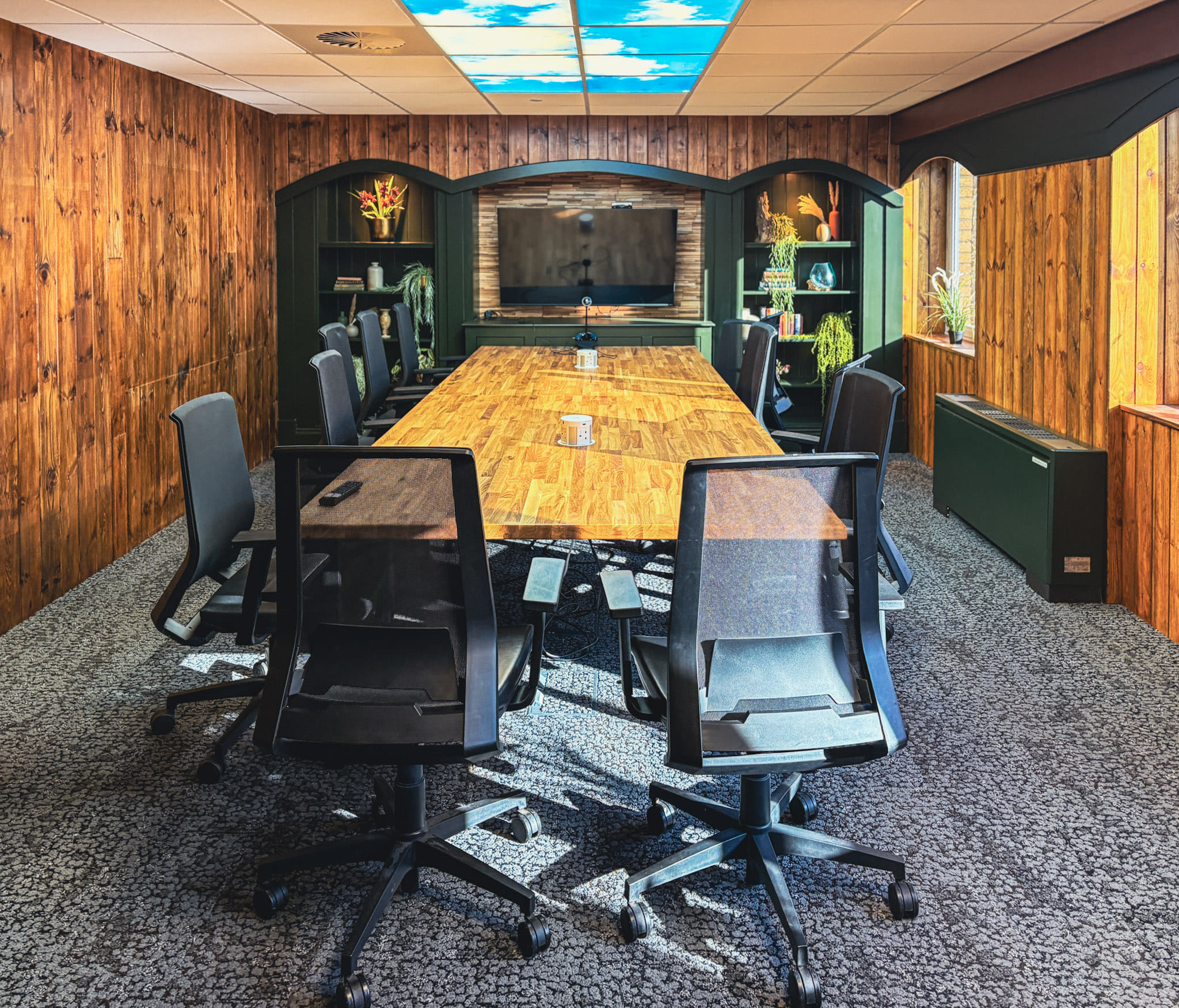 The Lodge Meeting Room at DeskLodge House (12 people)