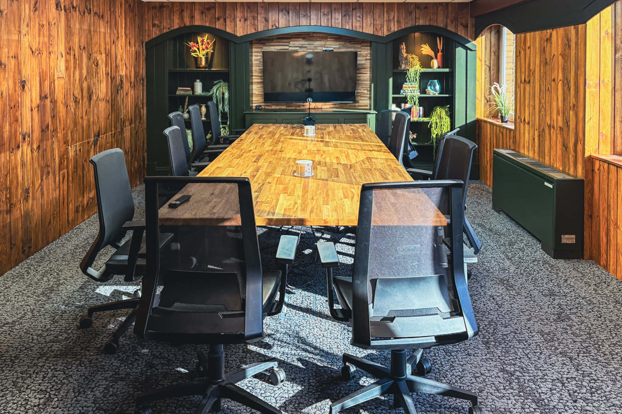 The Lodge Meeting Room at DeskLodge House (12 people) 0