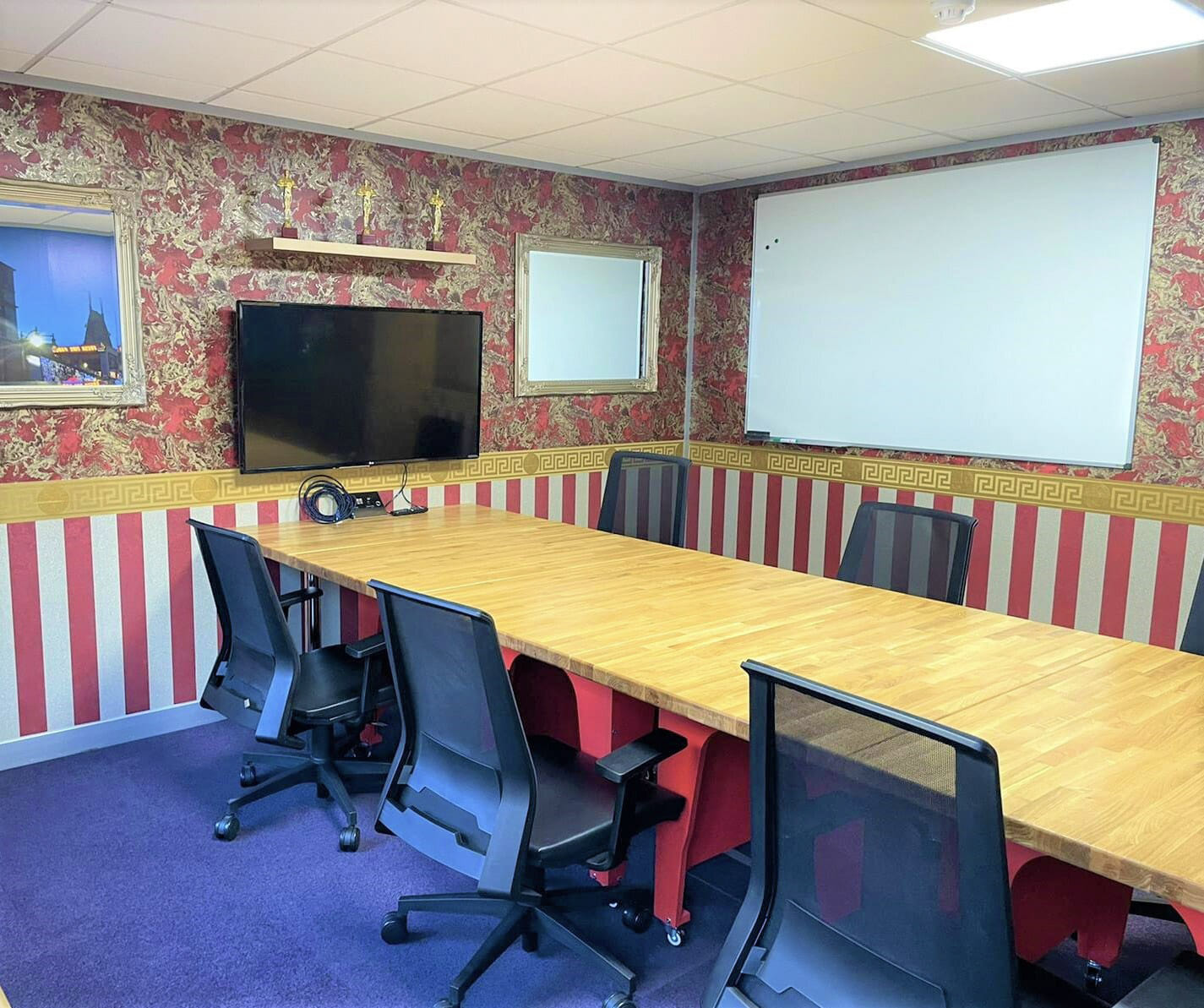 Hollywood Meeting Room at DeskLodge House (9 people) 1