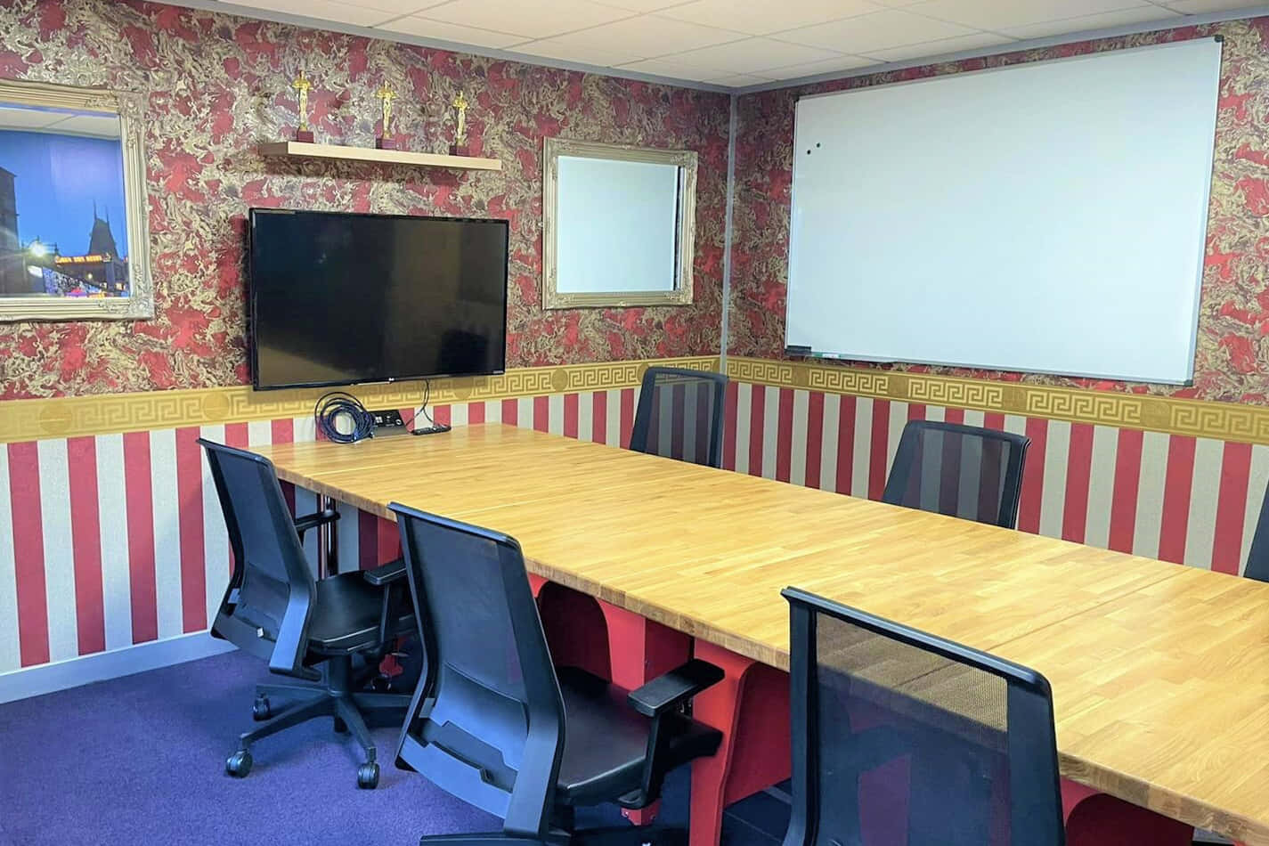 Hollywood Meeting Room at DeskLodge House (9 people) 1