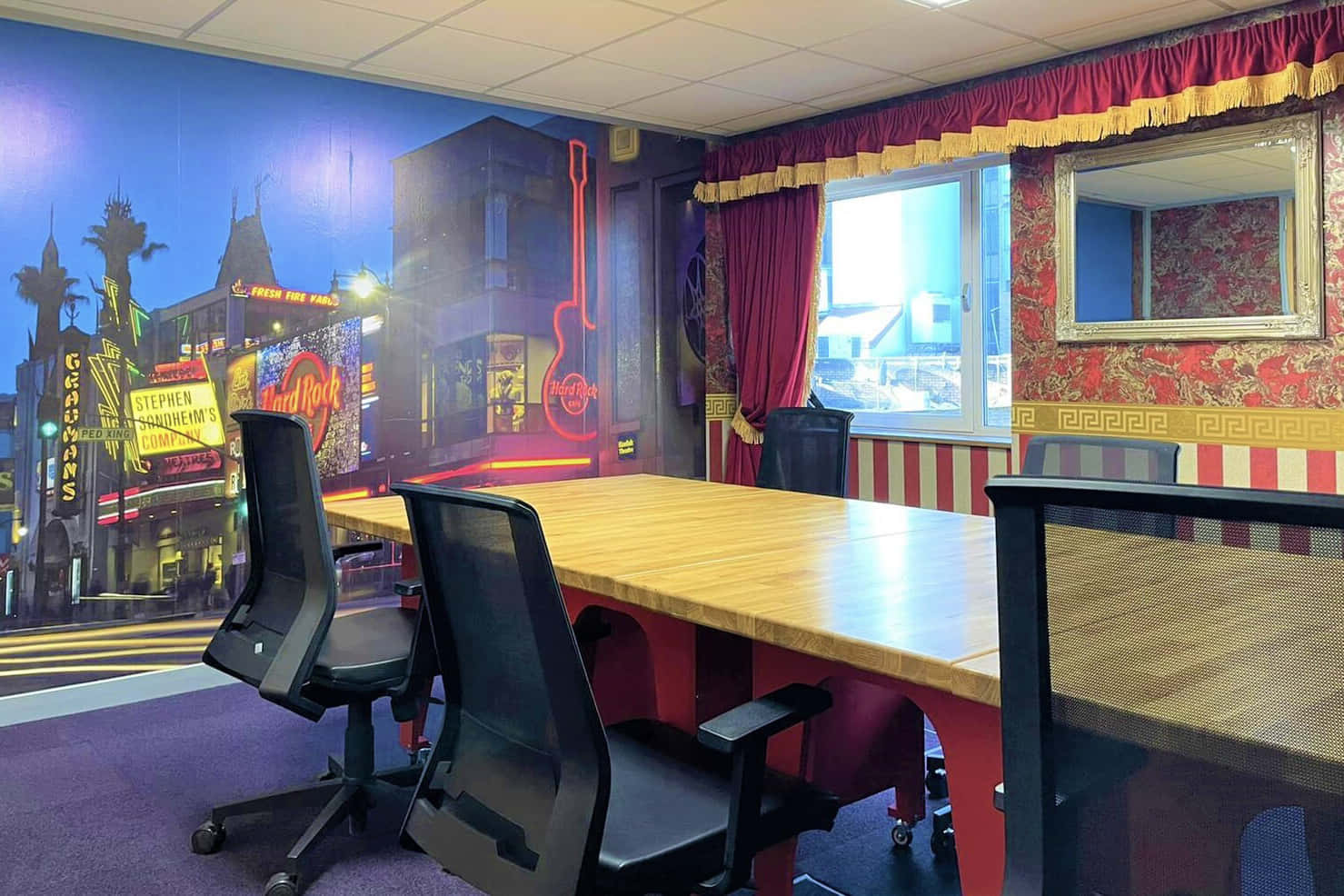 Hollywood Meeting Room at DeskLodge House (9 people) 0