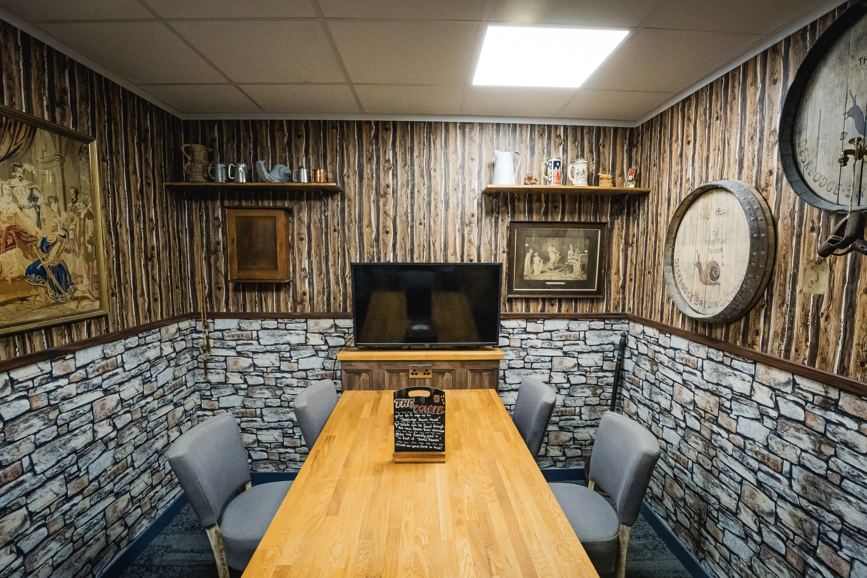 The Tavern at DeskLodge Beacon Tower (5 people)