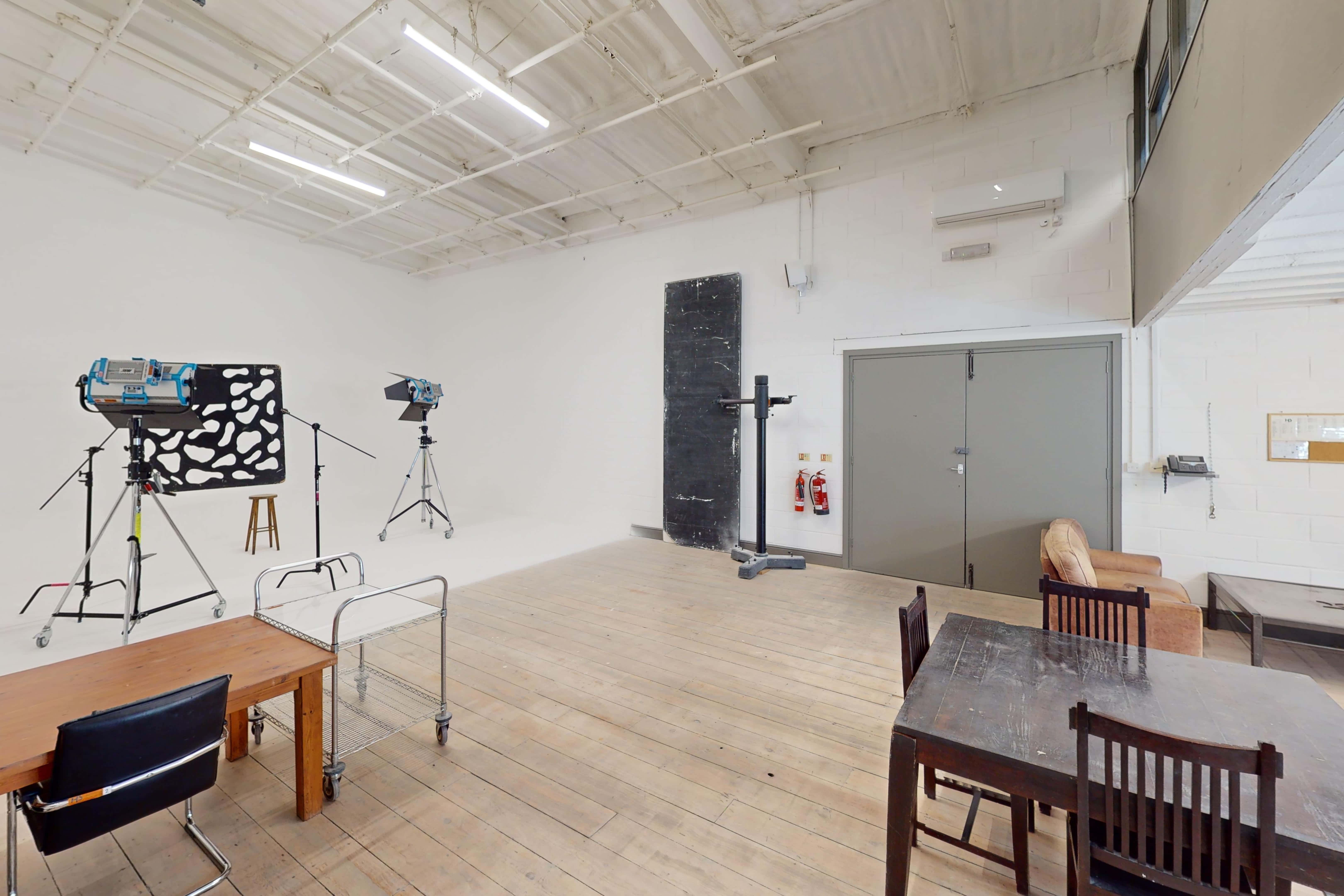 STUDIO 1 White Cove Fashion 1