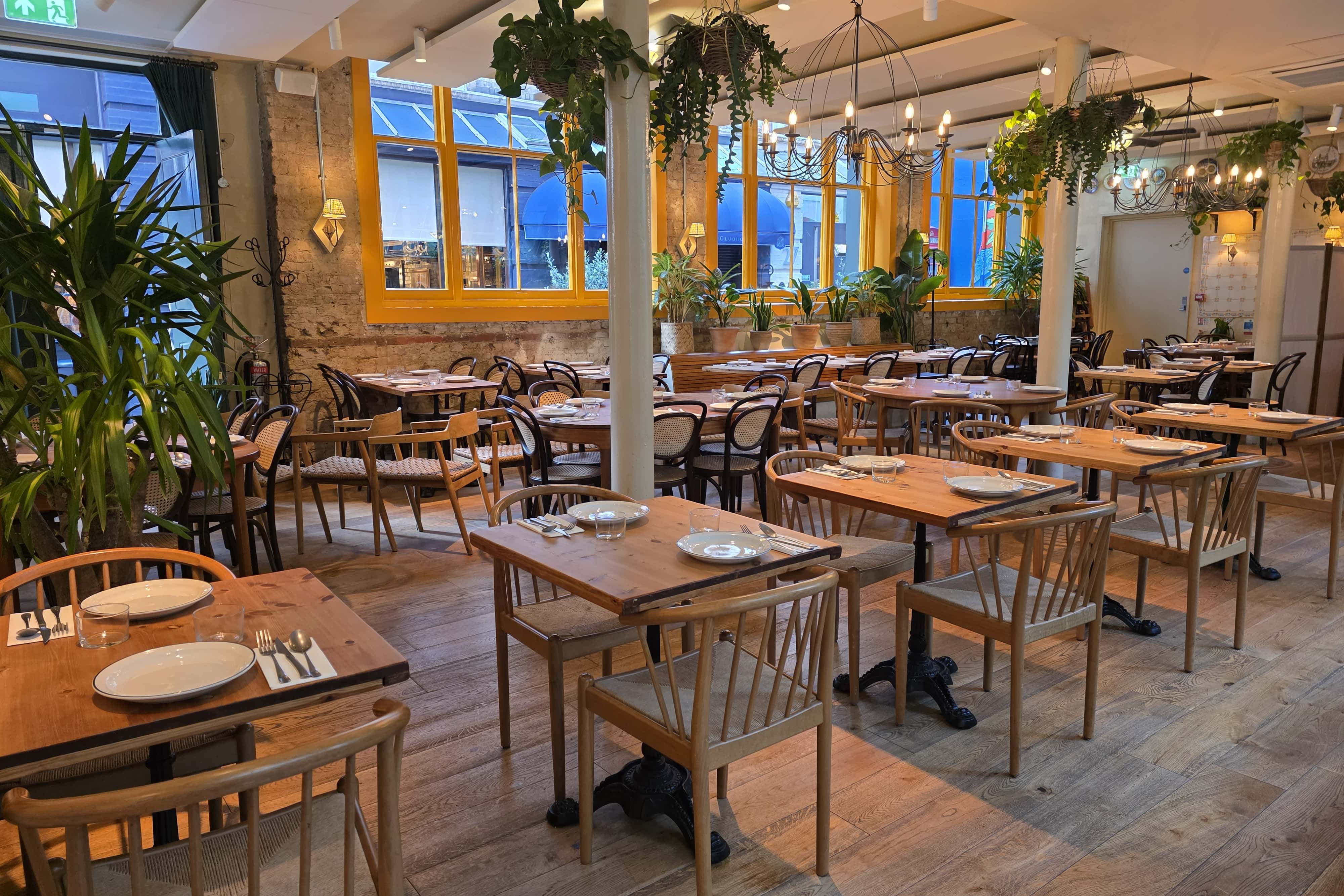 Garden side restaurant 4