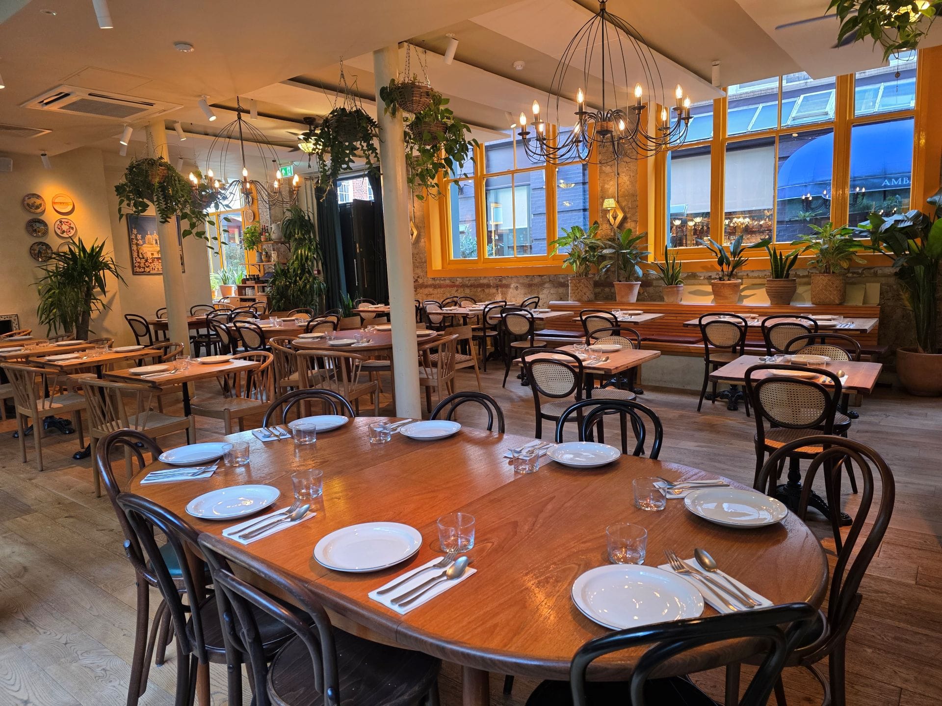 Garden side restaurant 5