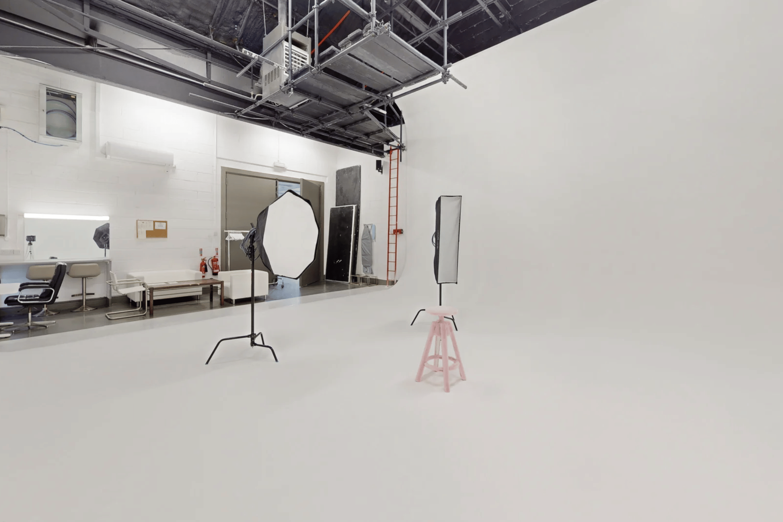 STUDIO 5 White Cube 2