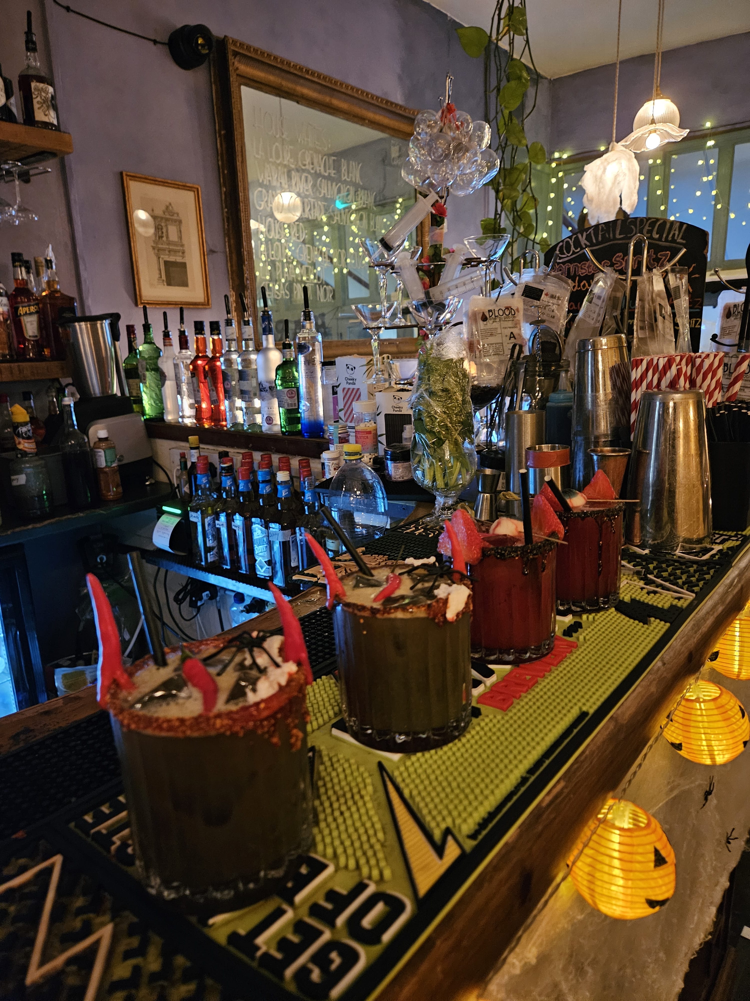 RED VINE COCKTAIL & BARS 1