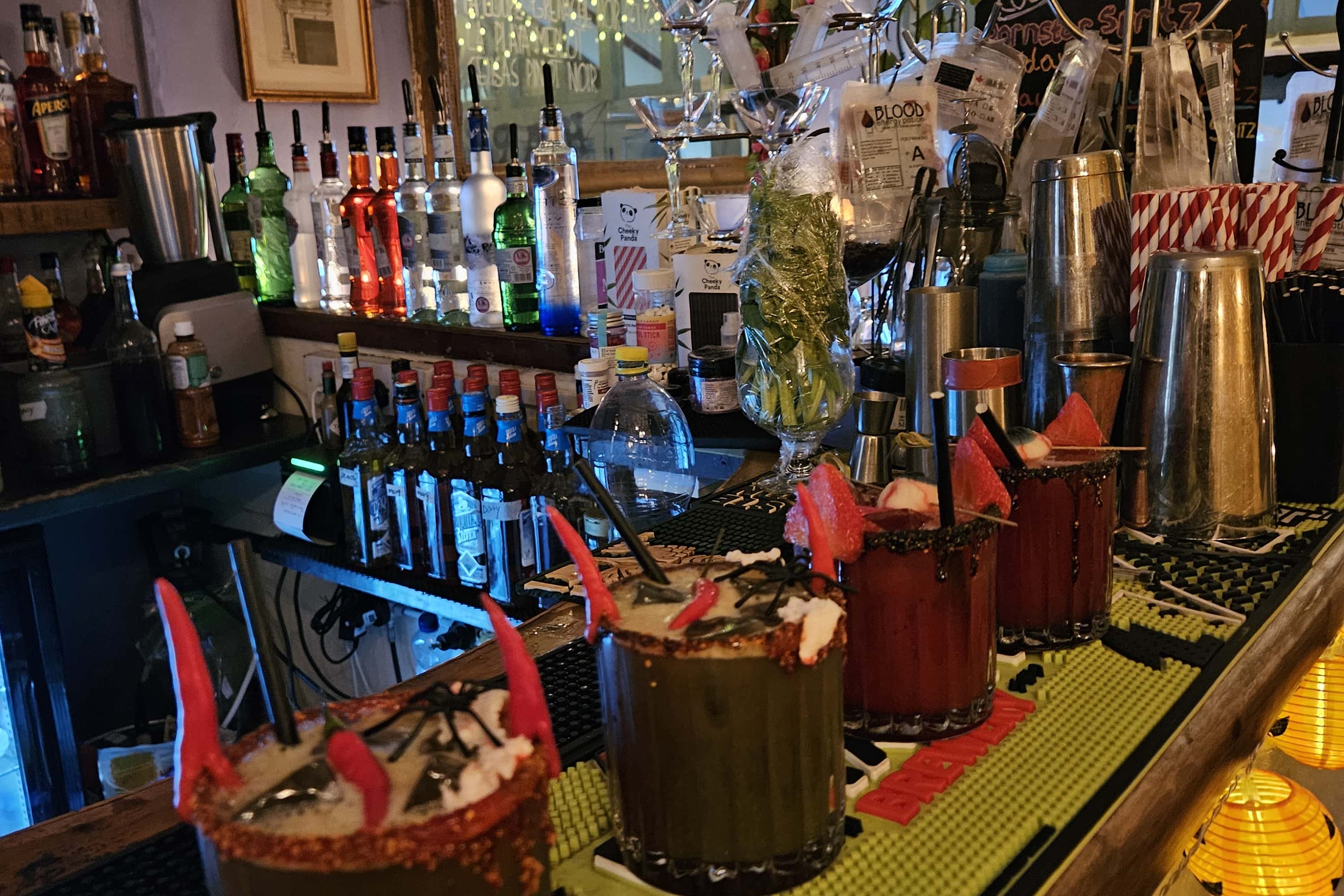 RED VINE COCKTAIL & BARS 1