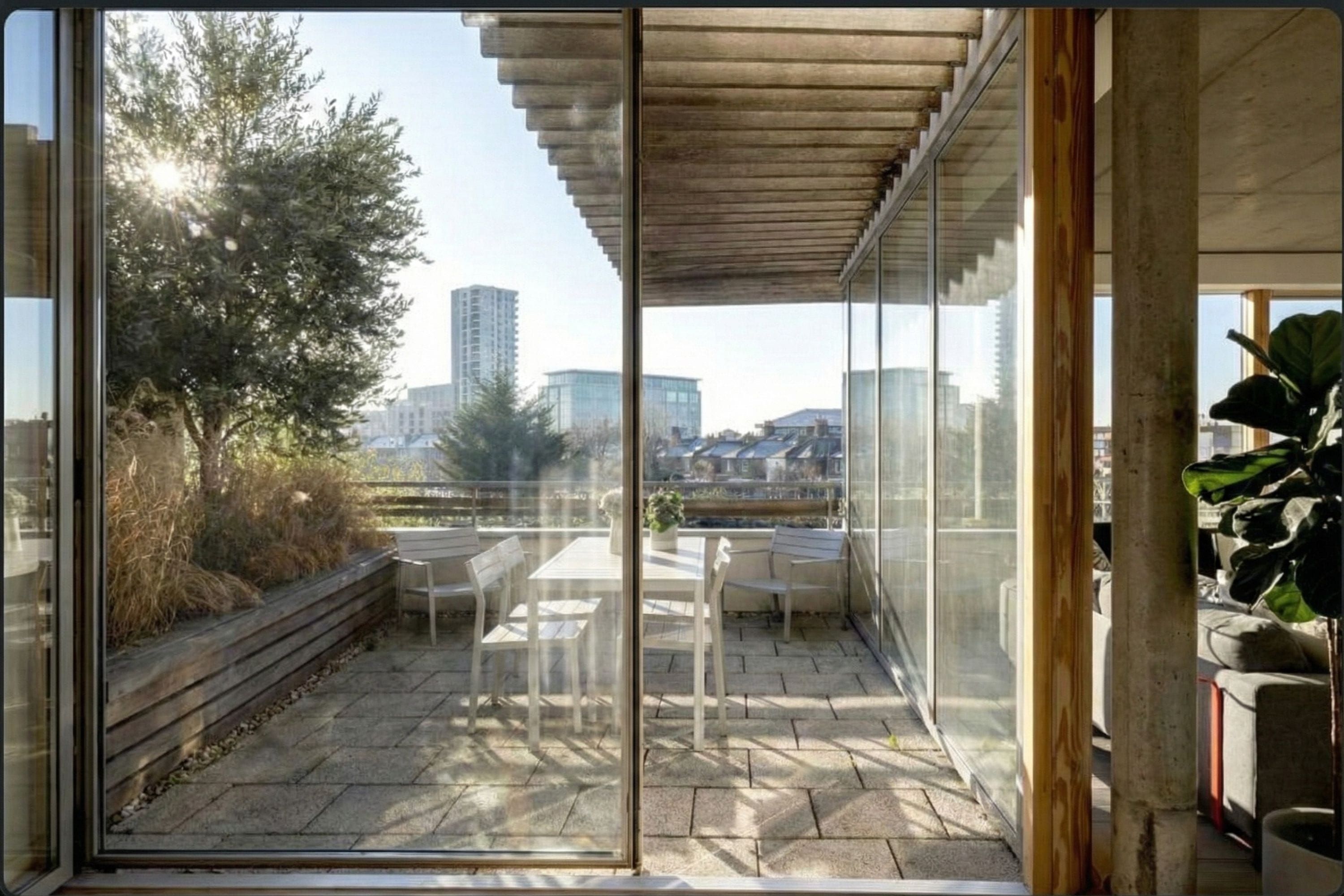 Architectural Home with 12m Indoor Pool & Sauna in West London 7