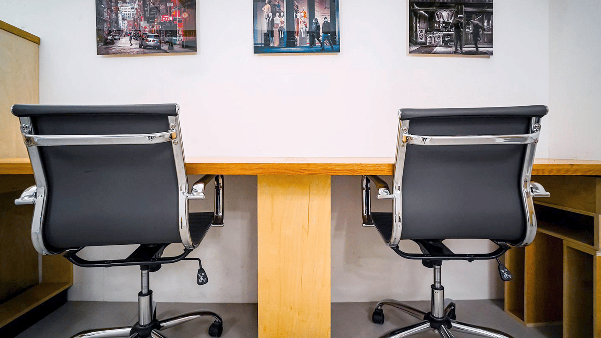 Travertine Alcove – Gallery-Inspired Workspace for Three
