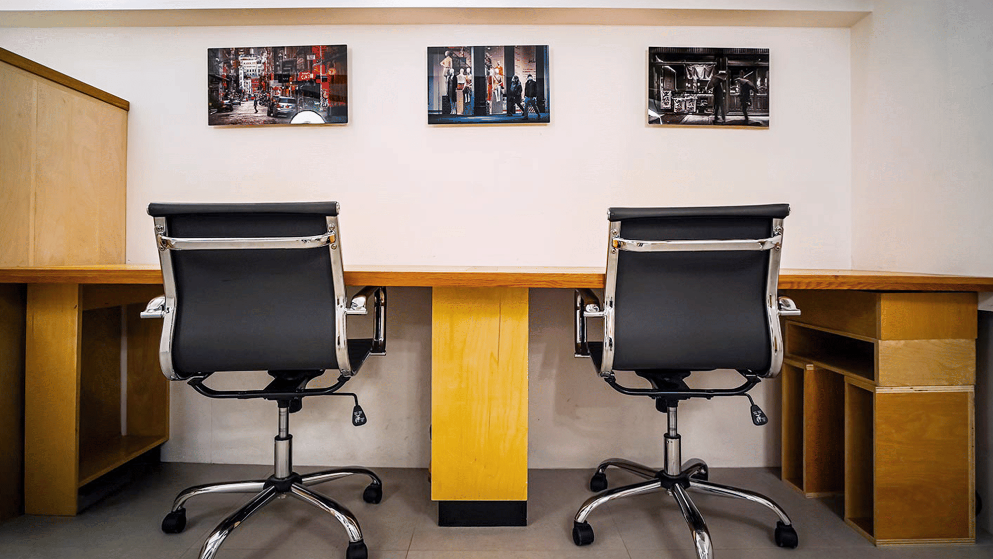 Travertine Alcove – Gallery-Inspired Workspace for Three 3