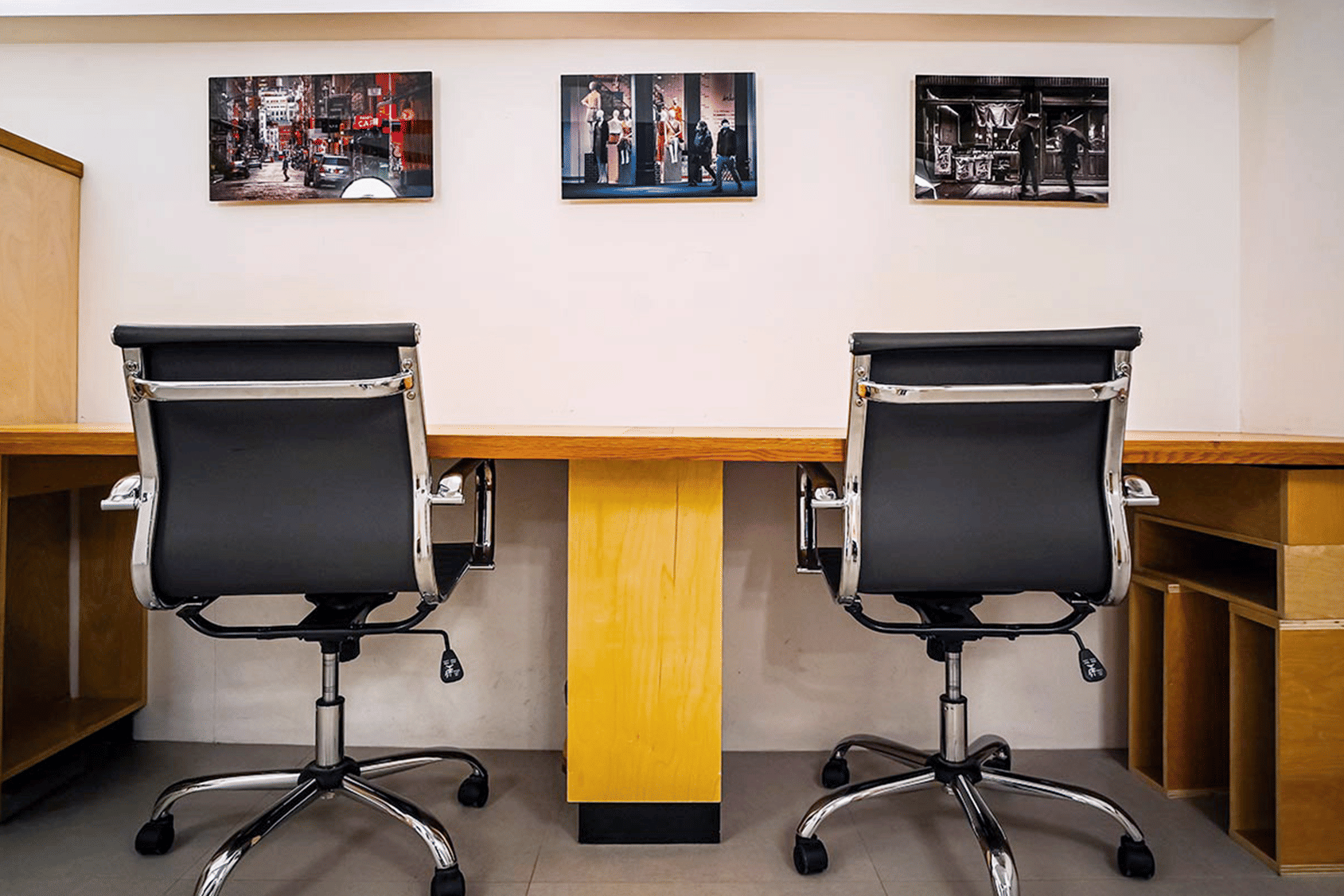 Travertine Alcove – Gallery-Inspired Workspace for Three 3