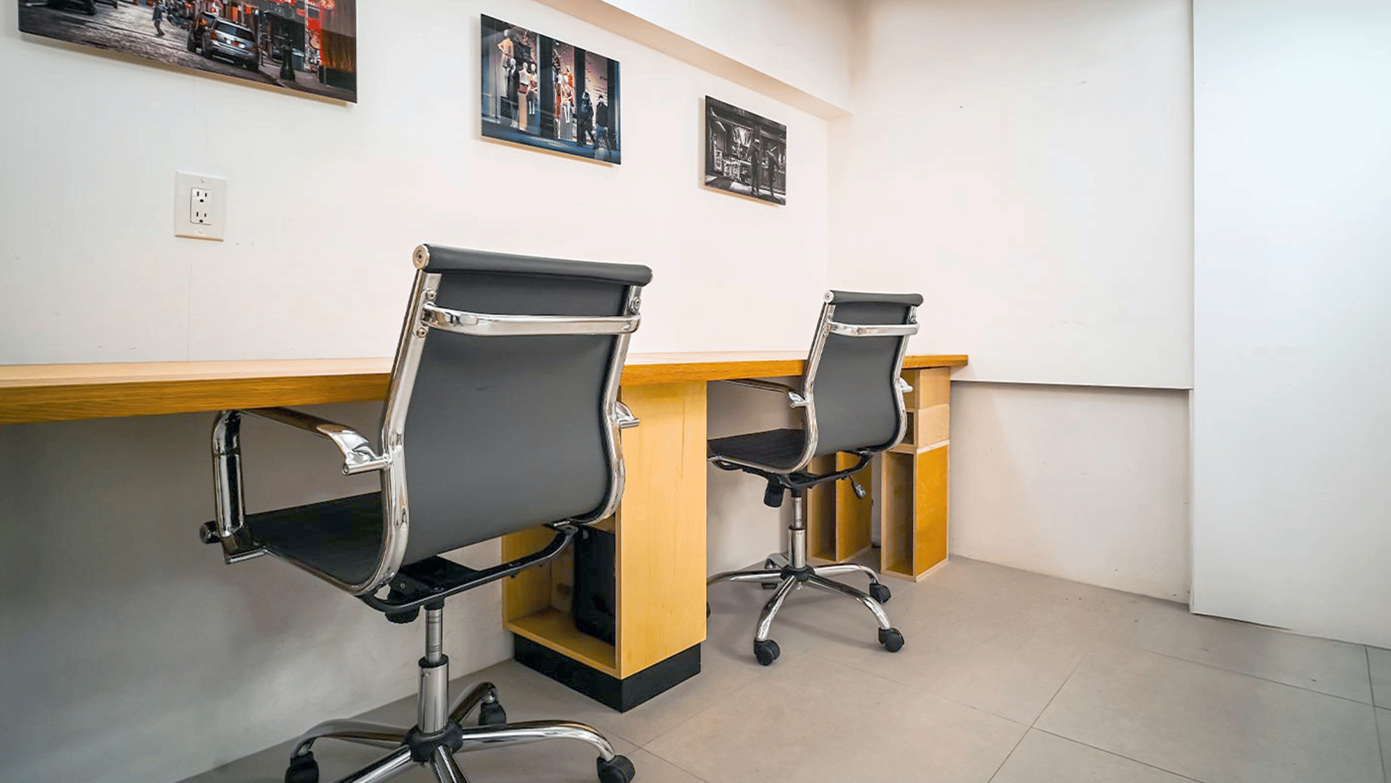 Travertine Alcove – Gallery-Inspired Workspace for Three 1