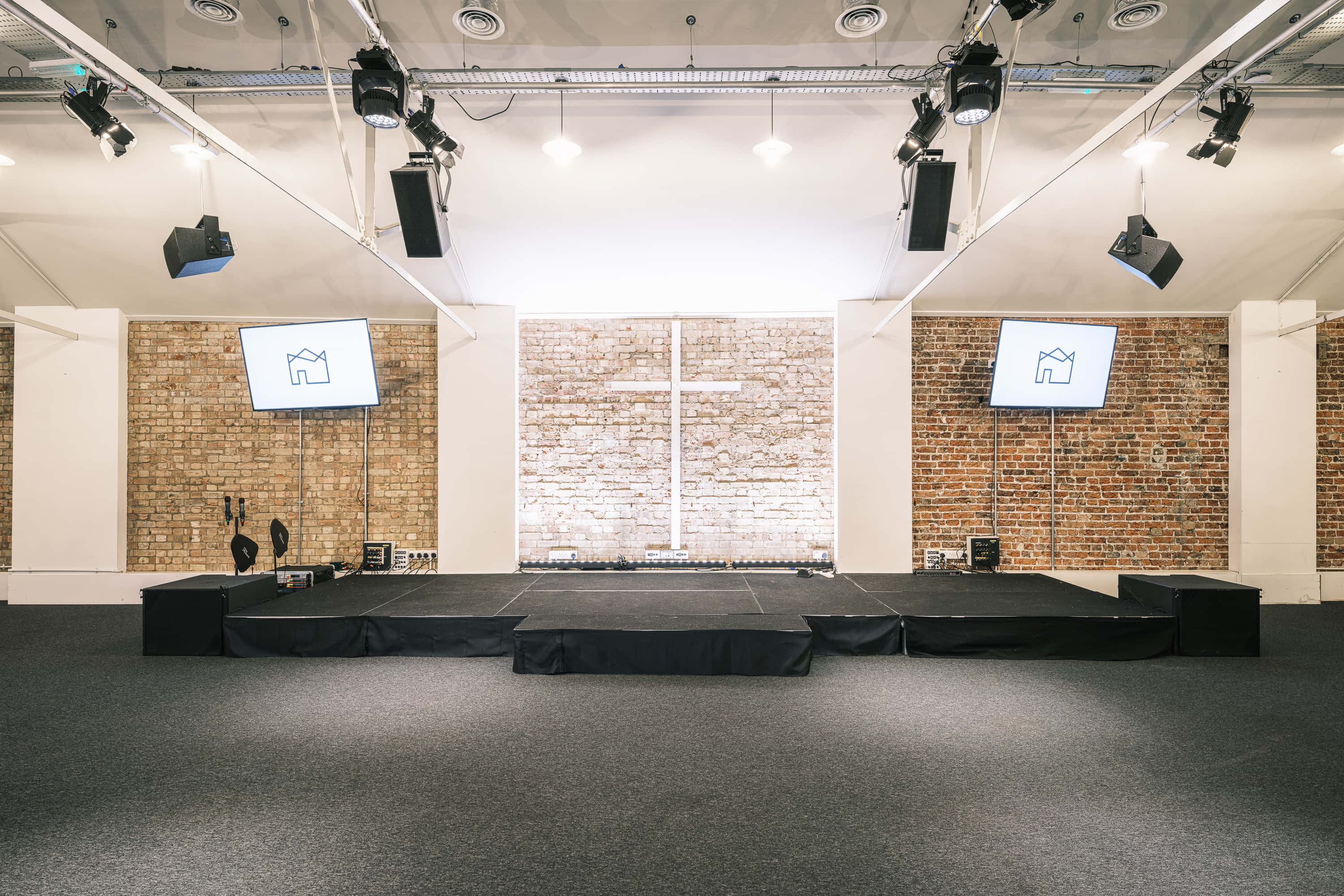 Upper Room: 200-person Auditorium for Conferences, Events & Premium Live Streaming 8