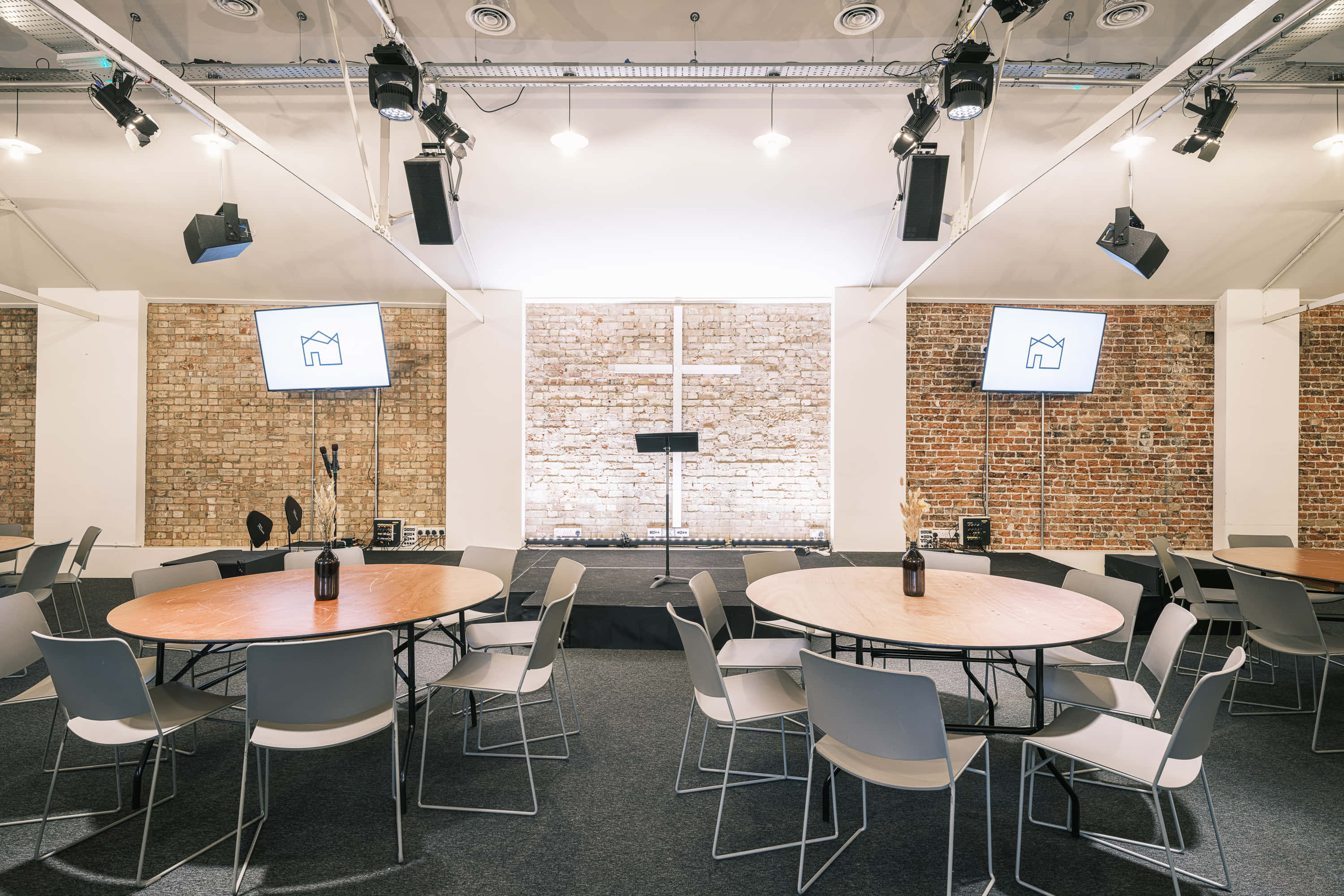 Upper Room: 200-person Auditorium for Conferences, Events & Premium Live Streaming 4