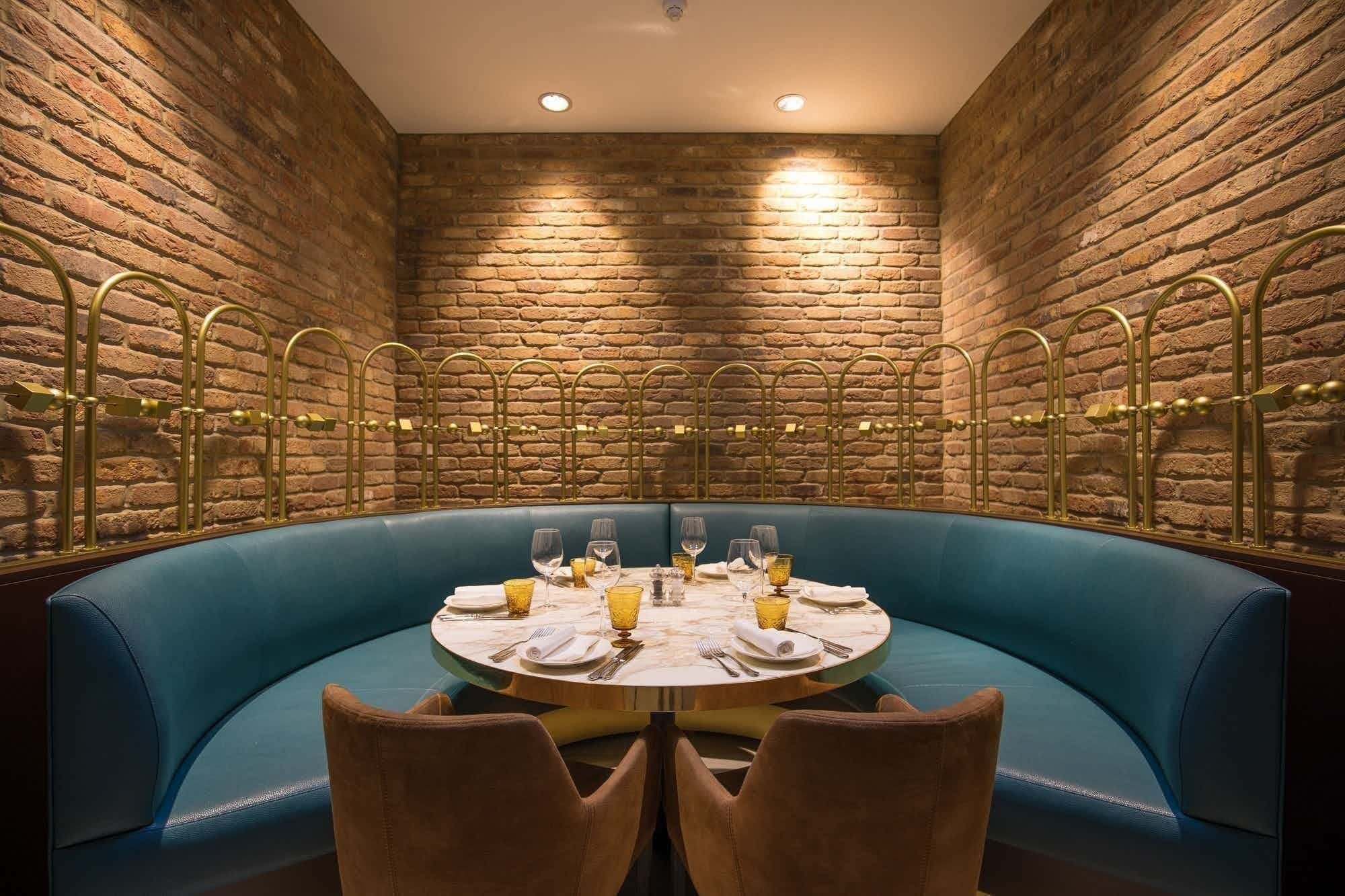 Alcove Round Table 3D tour