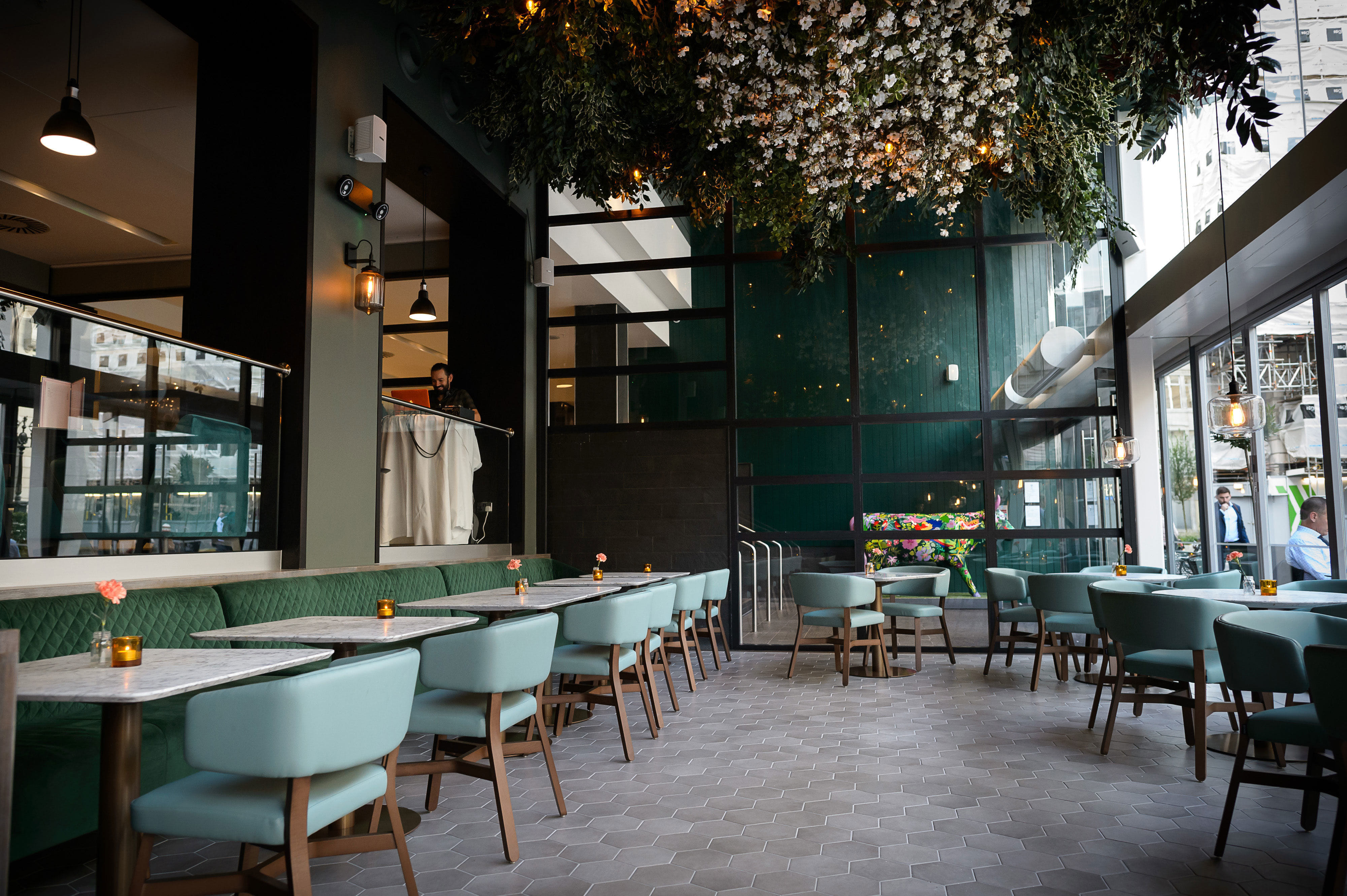 Full Restaurant & Bar 7