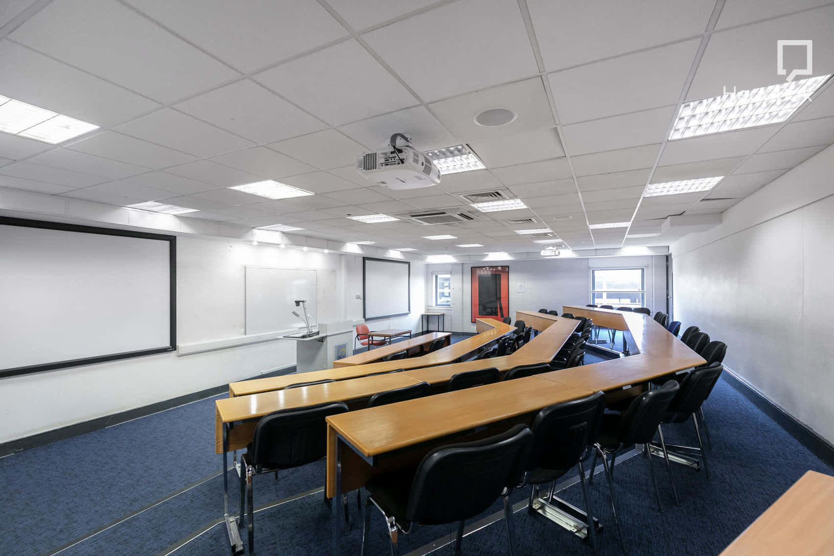 Business Building Room Q218 3D tour